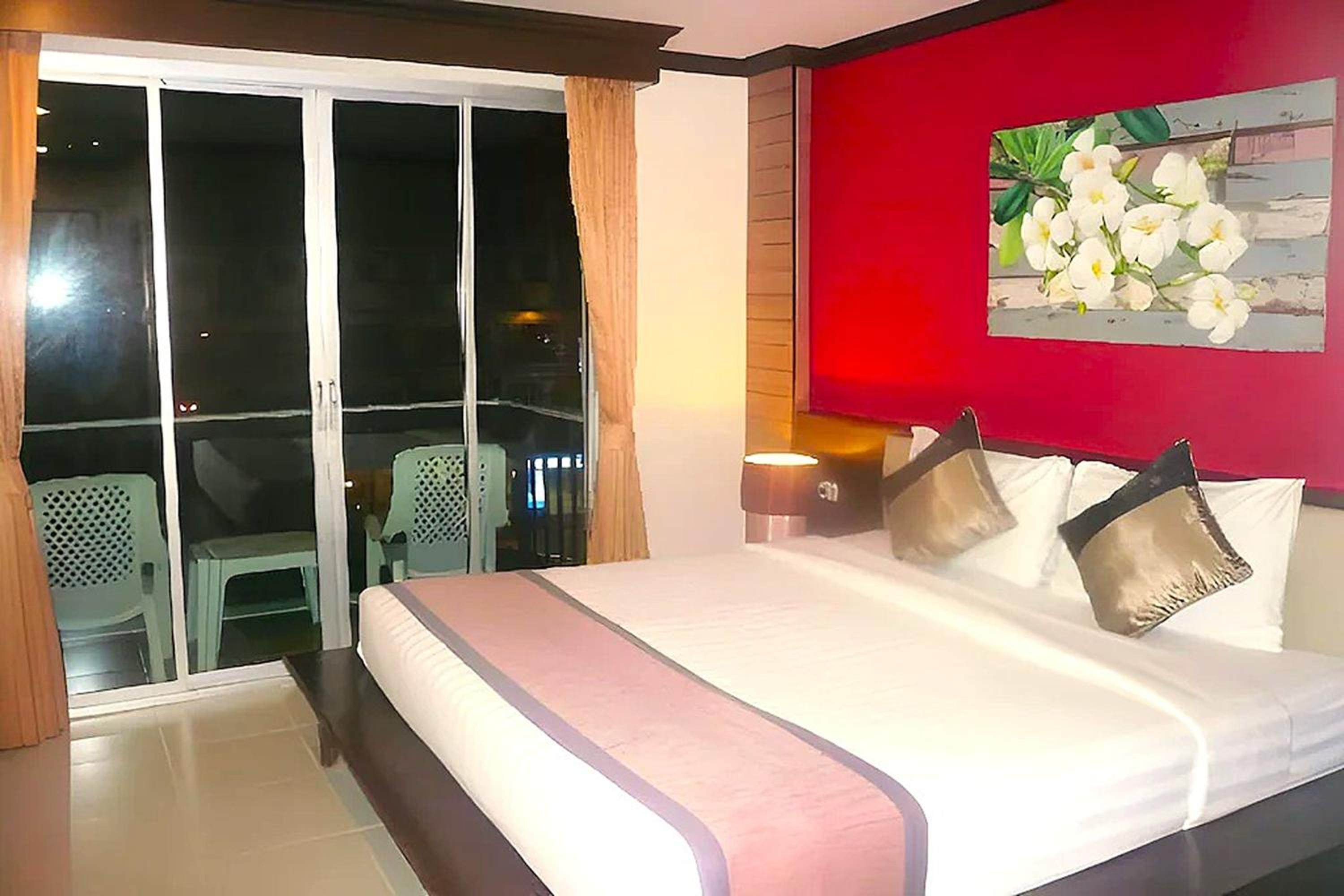Superior Double or Twin Room with City View - Photo 8