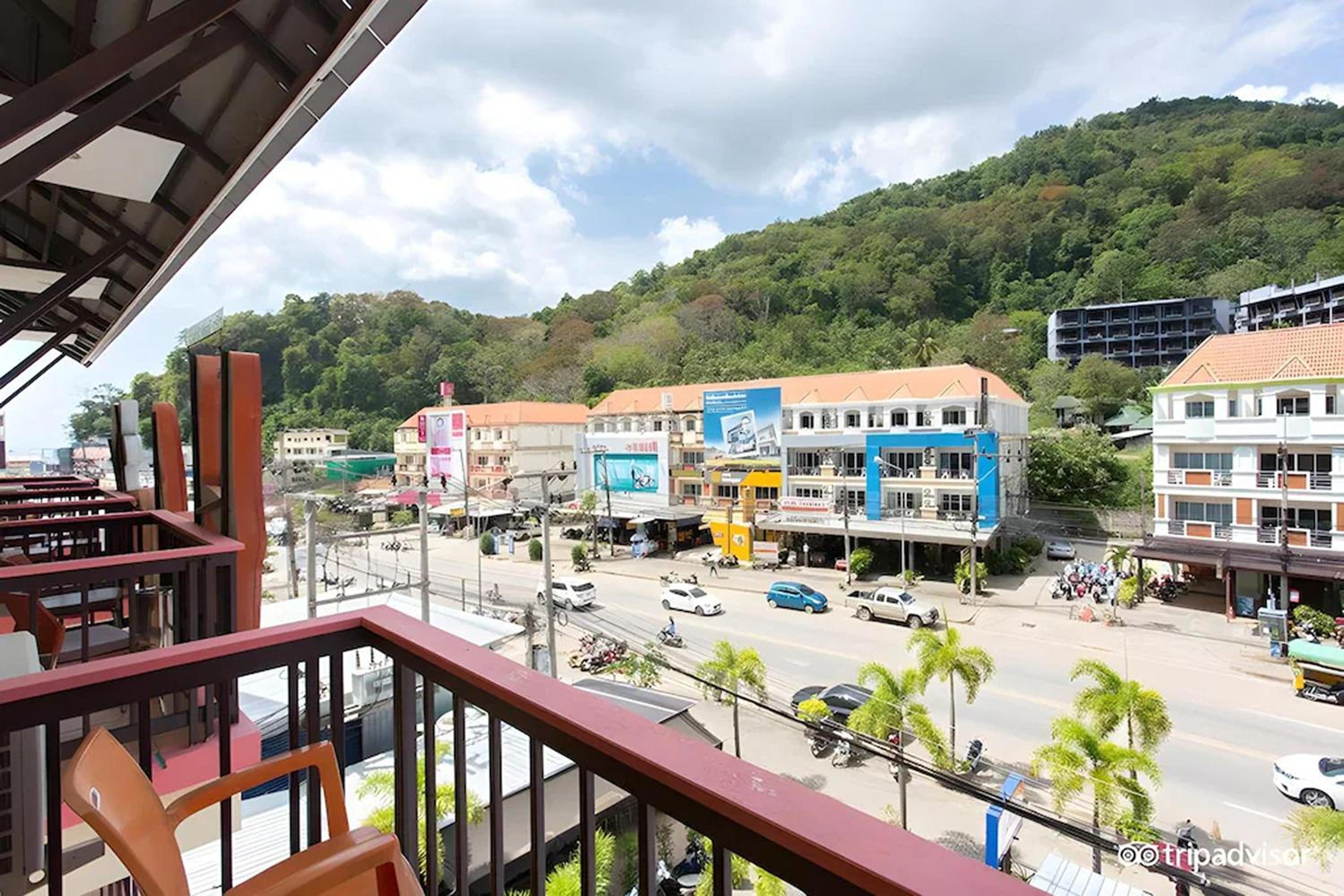 Superior Double or Twin Room with City View - Photo 11
