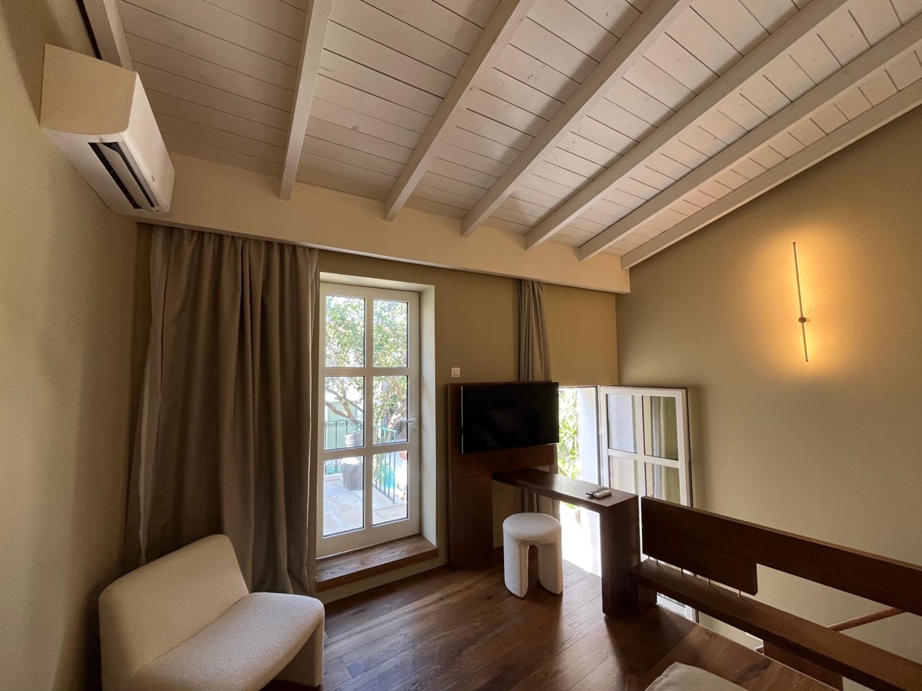 Suite with Pool View photo 1