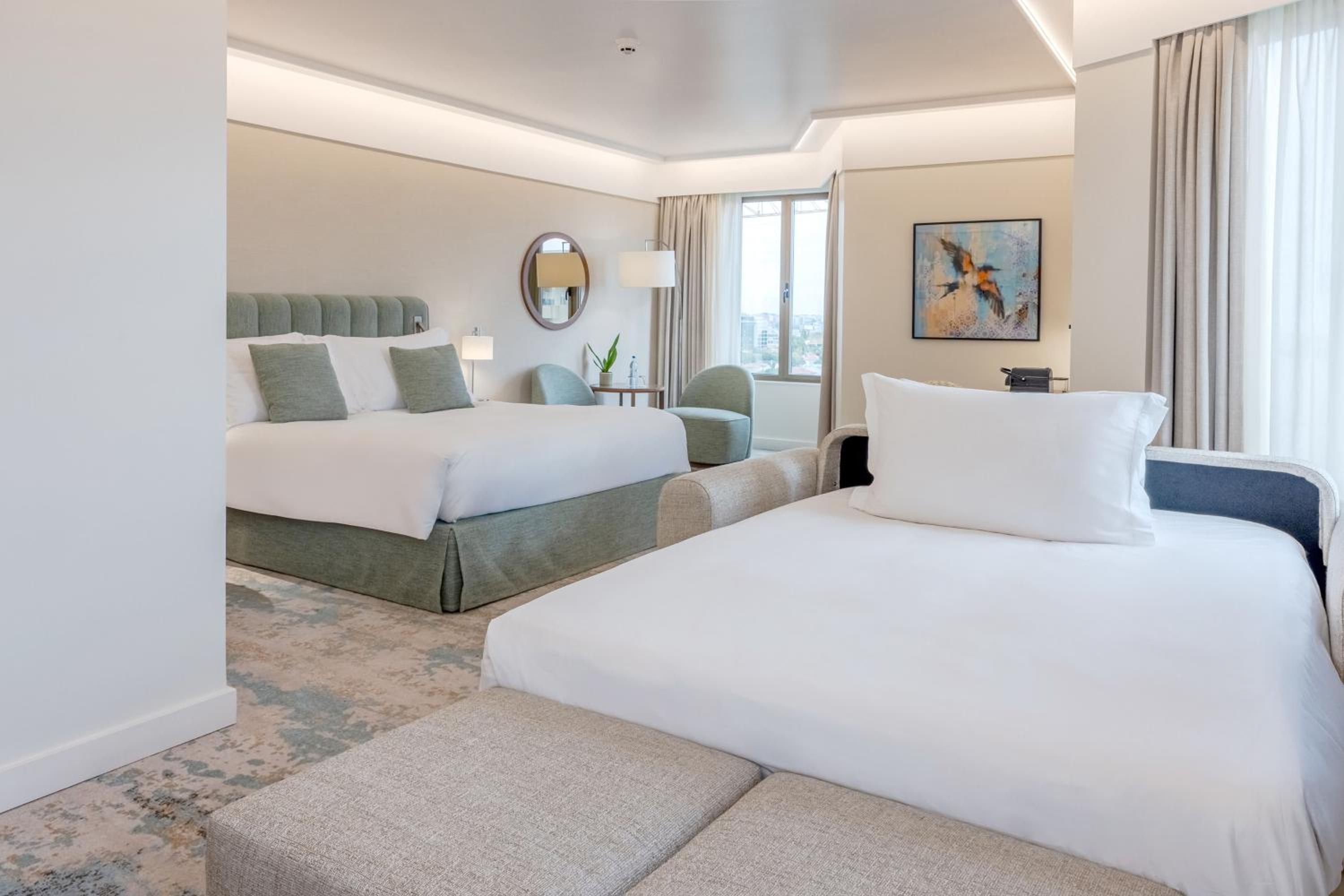 Junior Queen Suite with Corner Room - High Floor - Photo 2