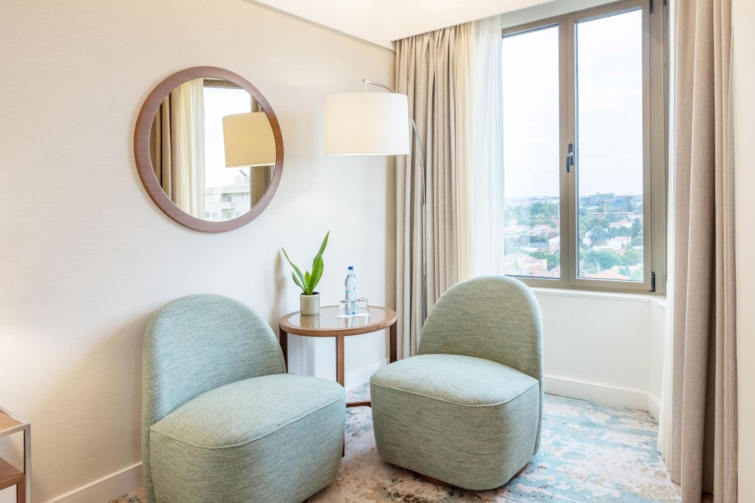 Junior Queen Suite with Corner Room - High Floor - Photo 4