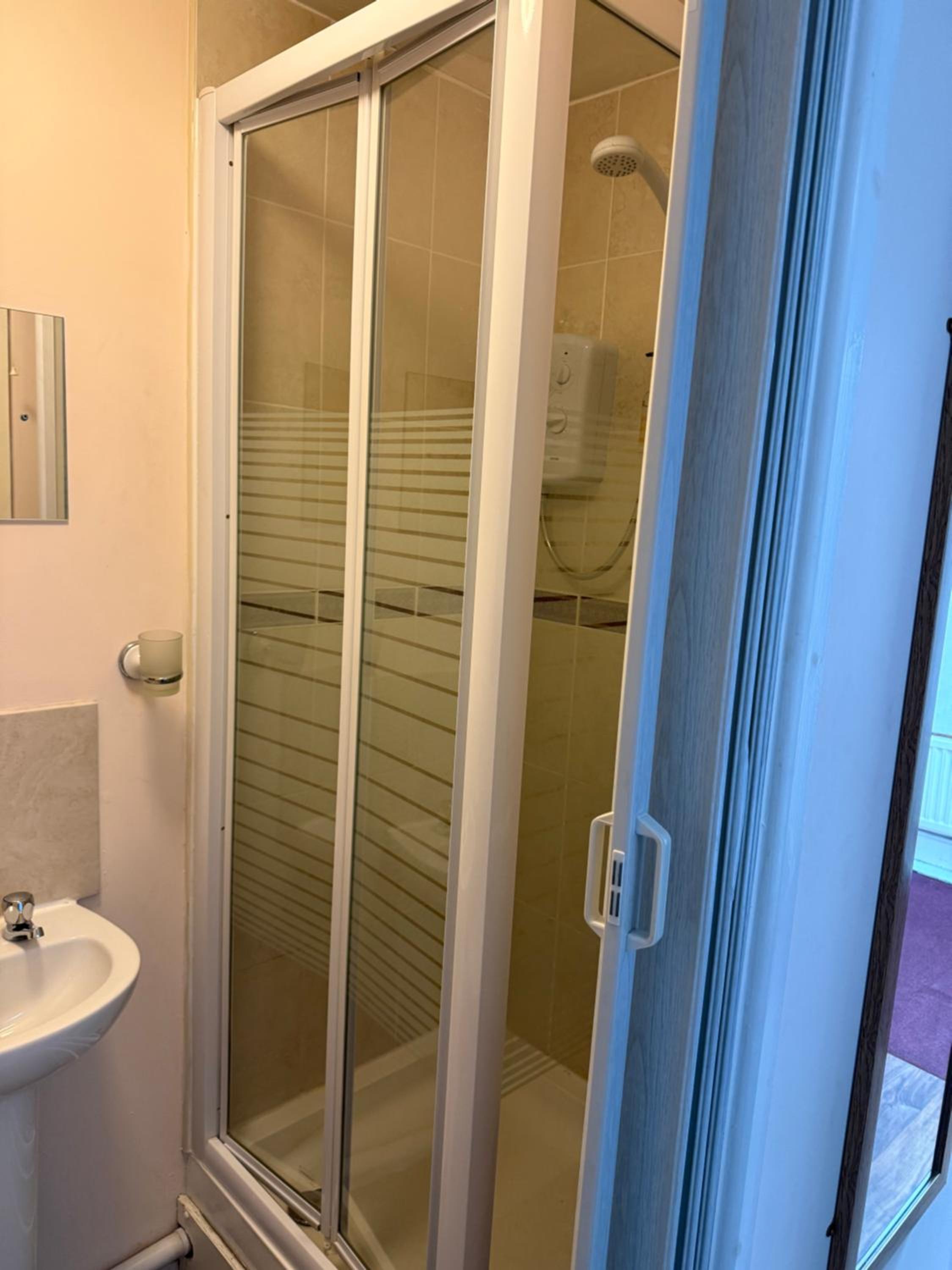 Single Room with Private Bathroom photo 3