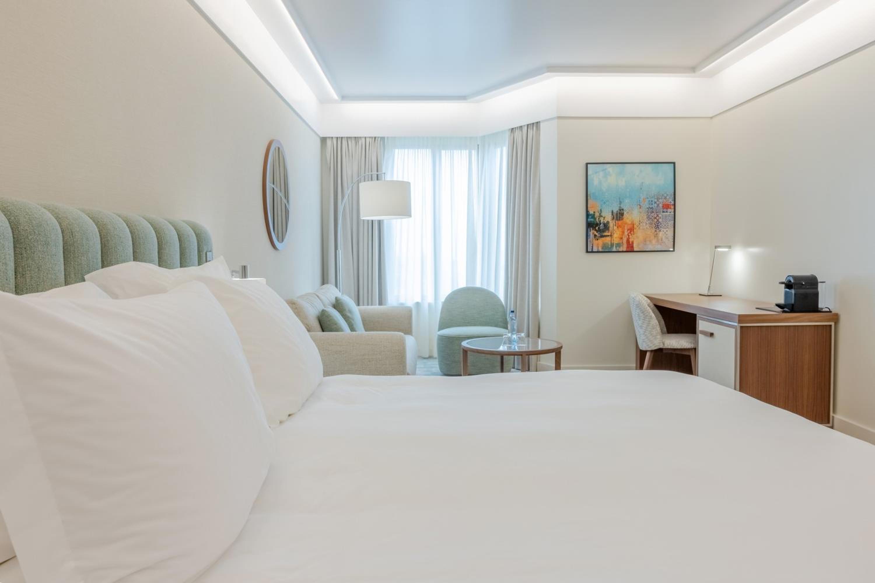 Junior Queen Suite with Corner Room - High Floor - Photo 1
