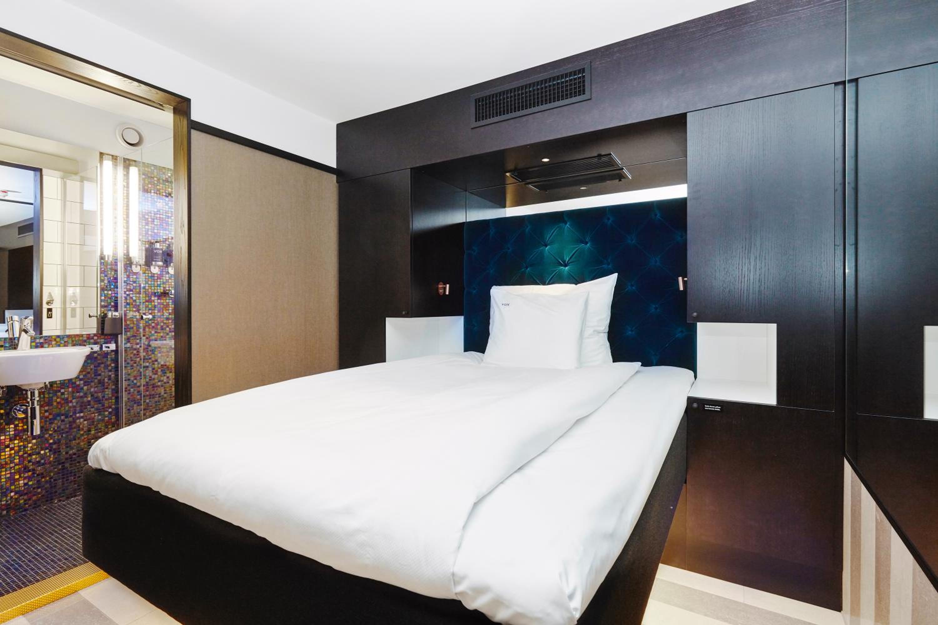 Compact Double Room (Windowless) - 140 cm bed photo 2