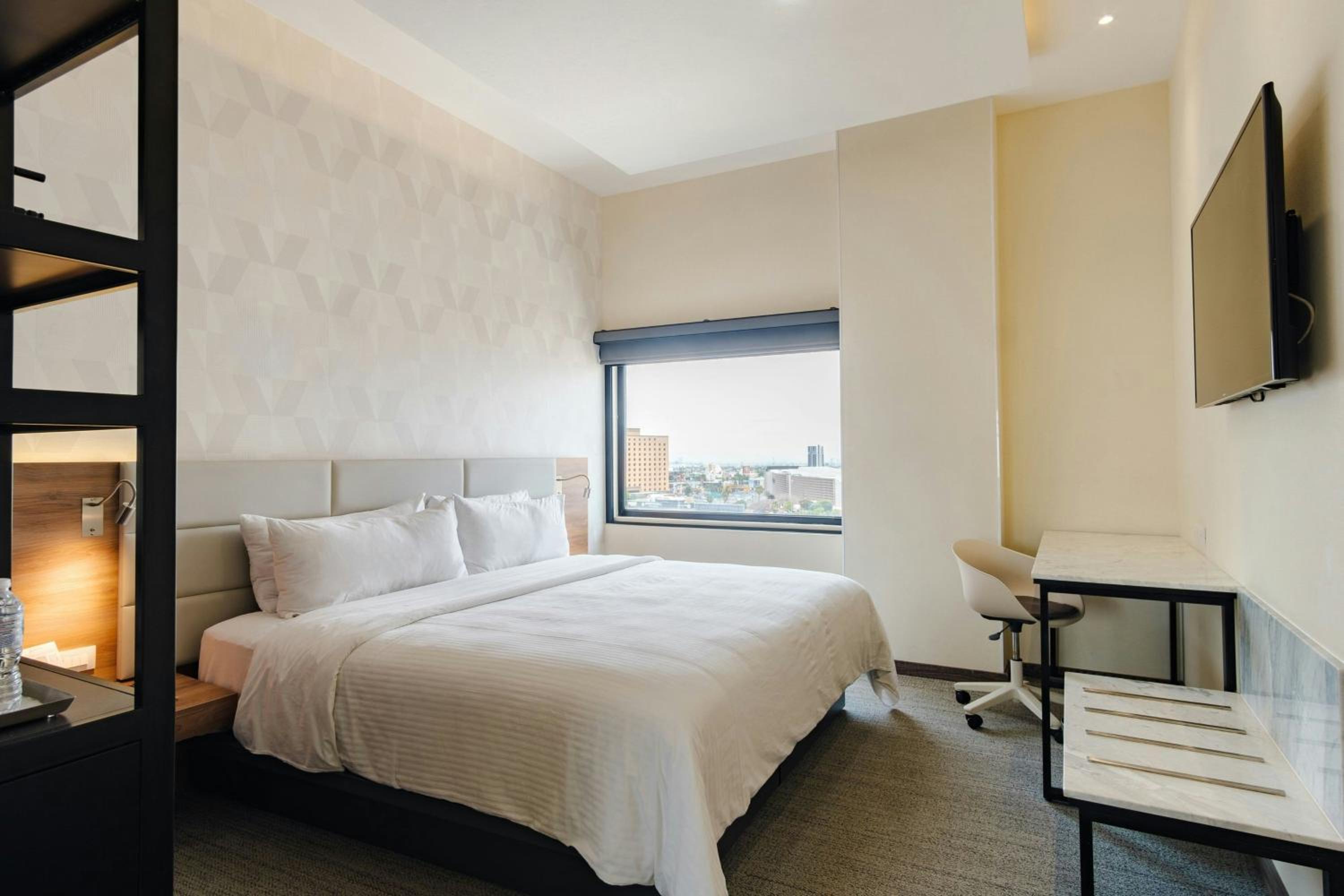 Standard King Room with City View - Photo 1