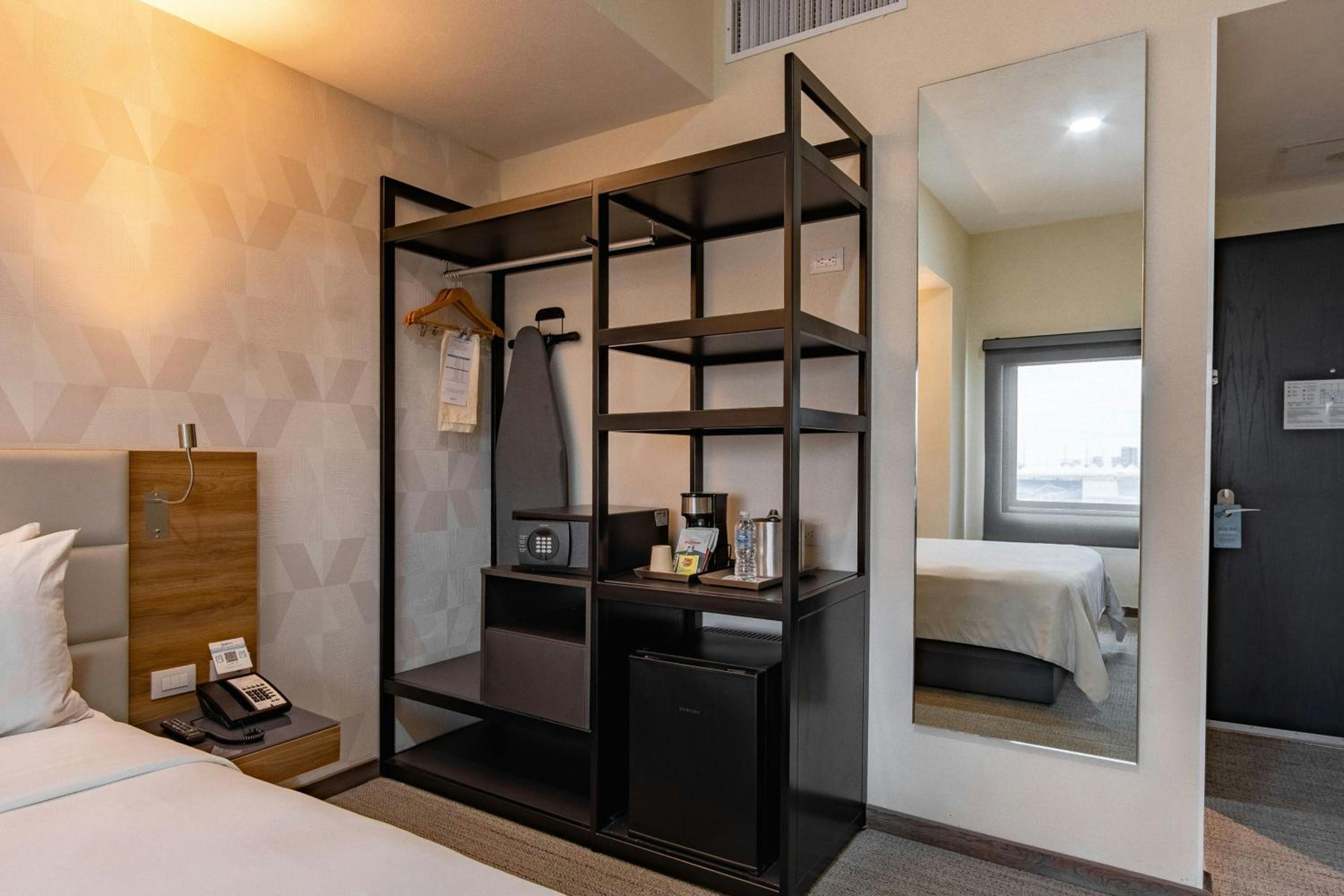 Standard Queen Room - No View - Photo 4