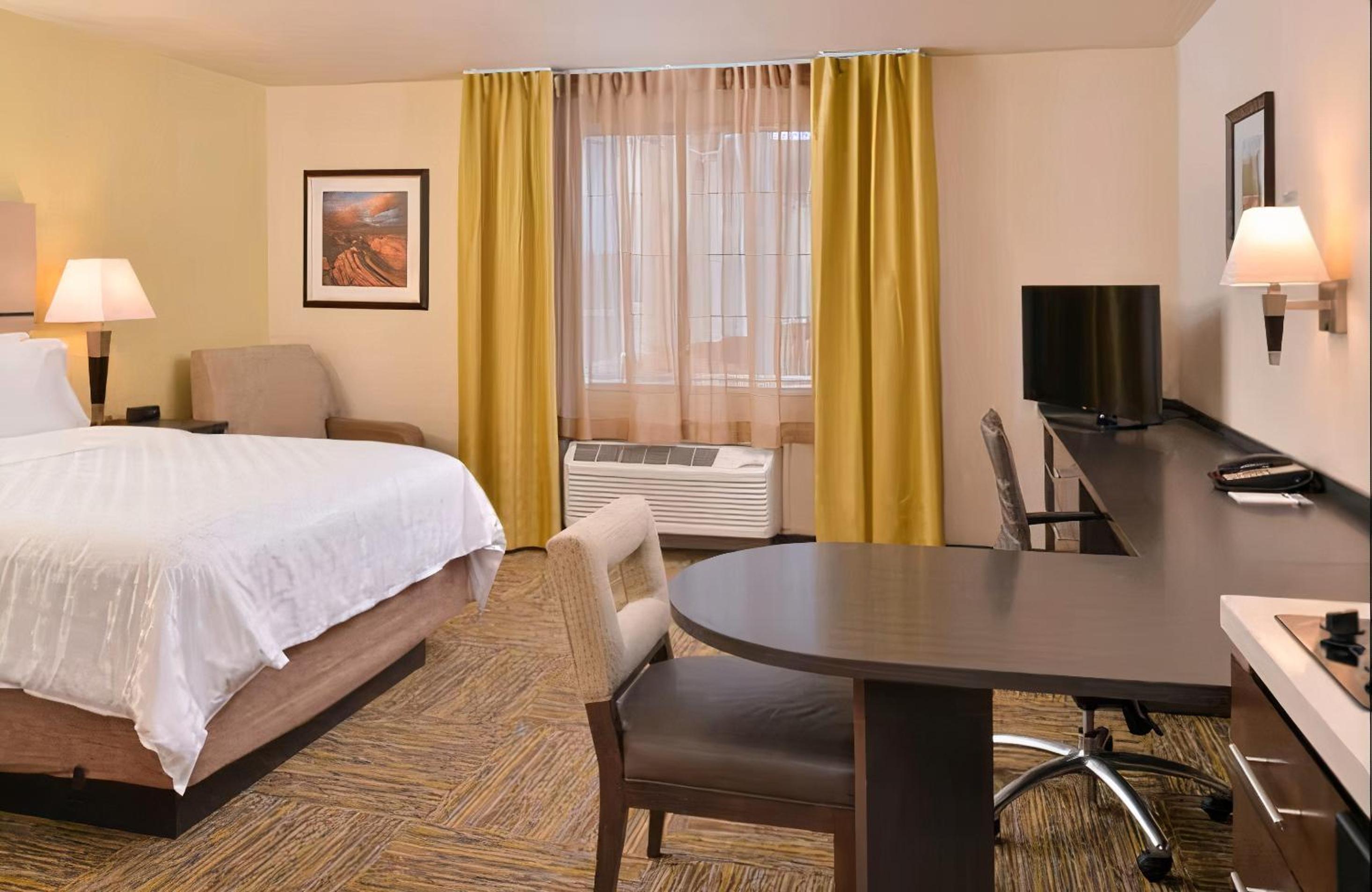 One-Bedroom Suite with Dinning Kitchen - Photo 4