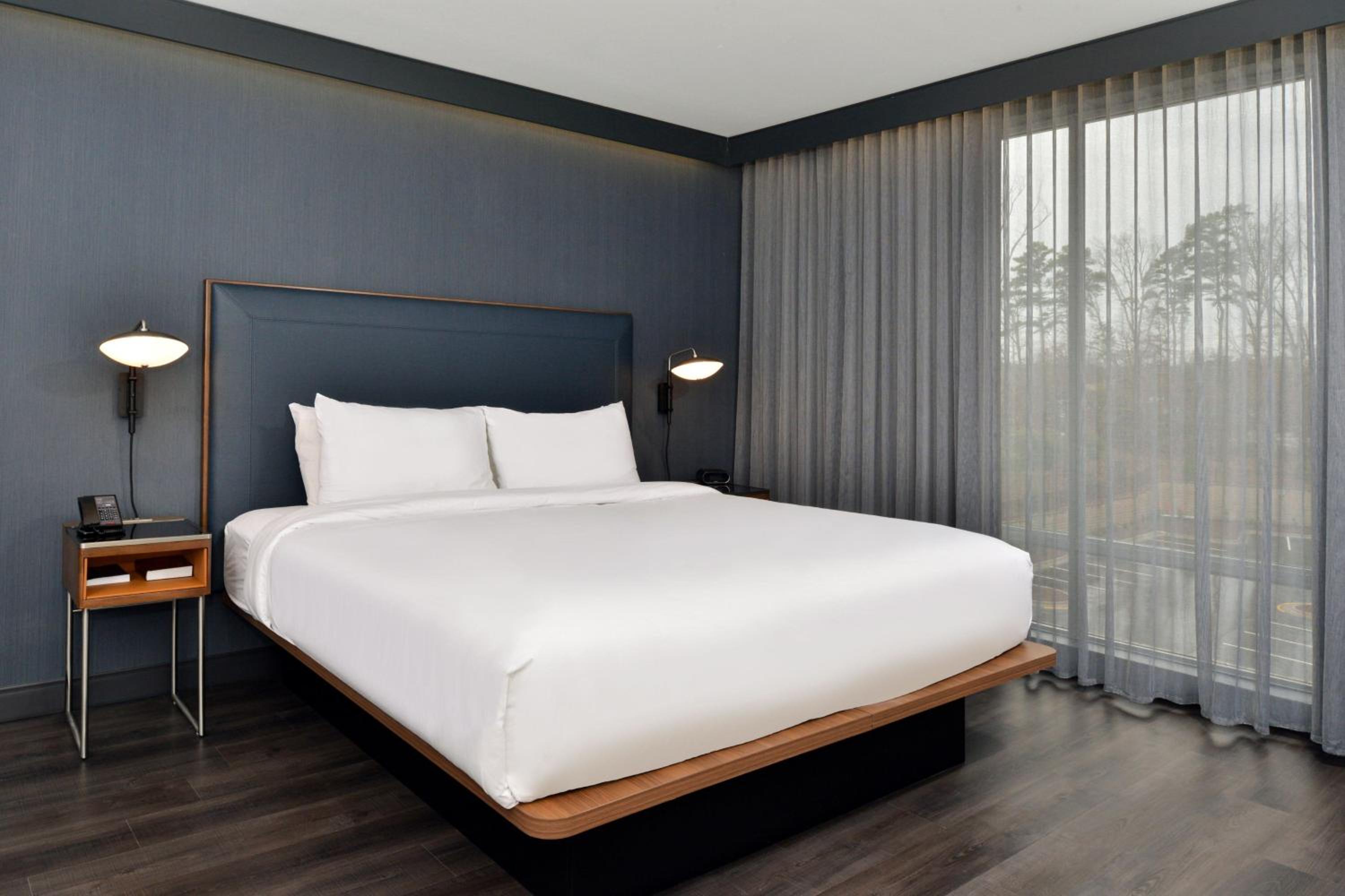 One-Bedroom King Suite with Bathtub and Sofa Bed - Mobility Access