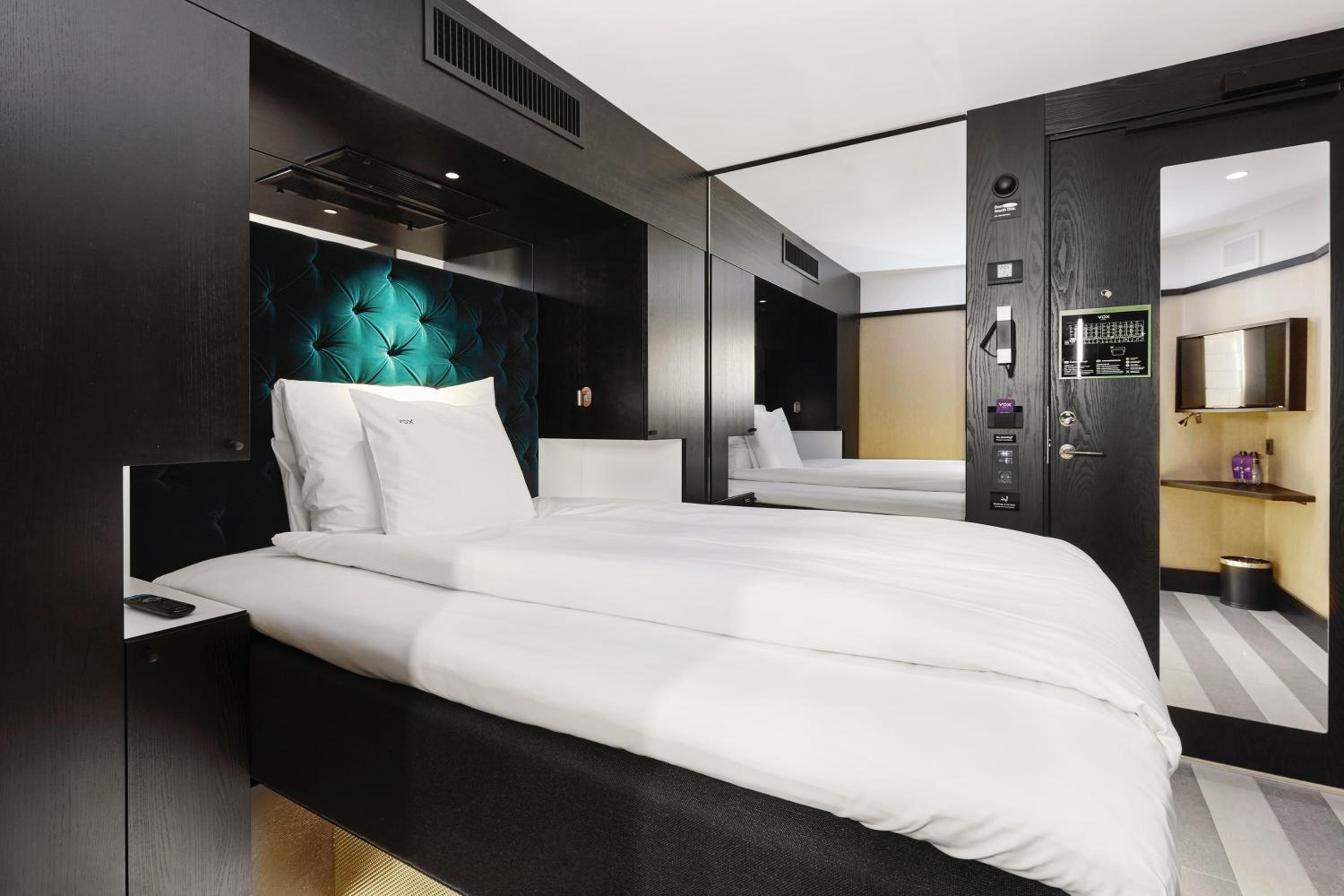 Compact Double Room (Windowless) - 140 cm bed photo 1
