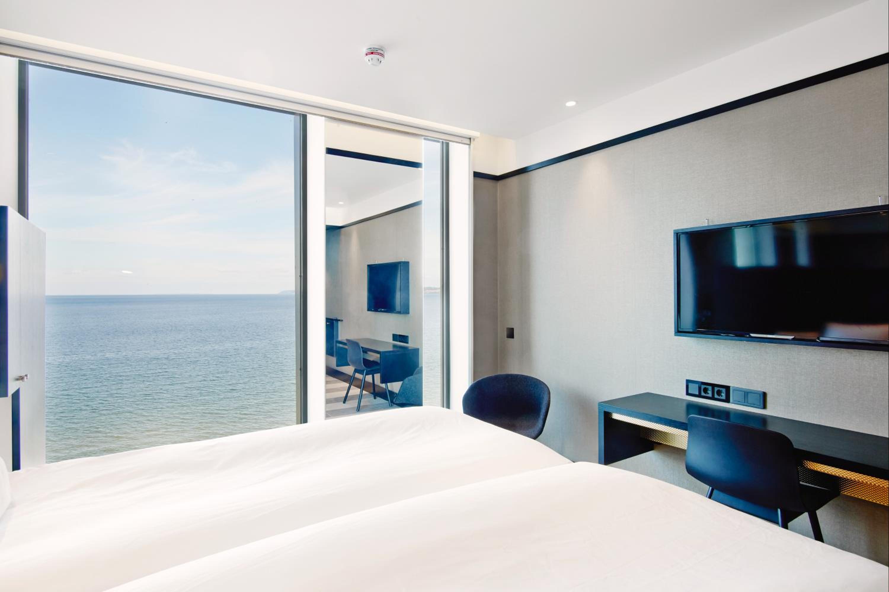 Deluxe Twin Room with Lake View photo 2