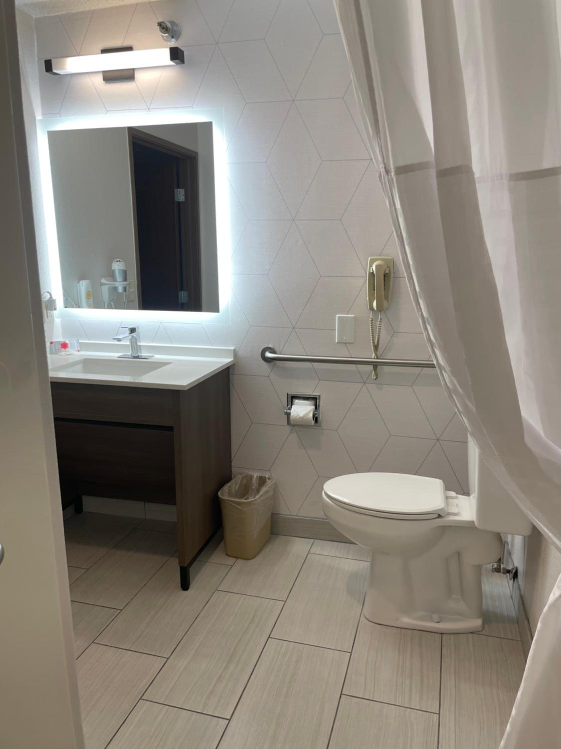 Efficiency Queen Room with Mobility and Hearing Access - Non-Smoking - Photo 5