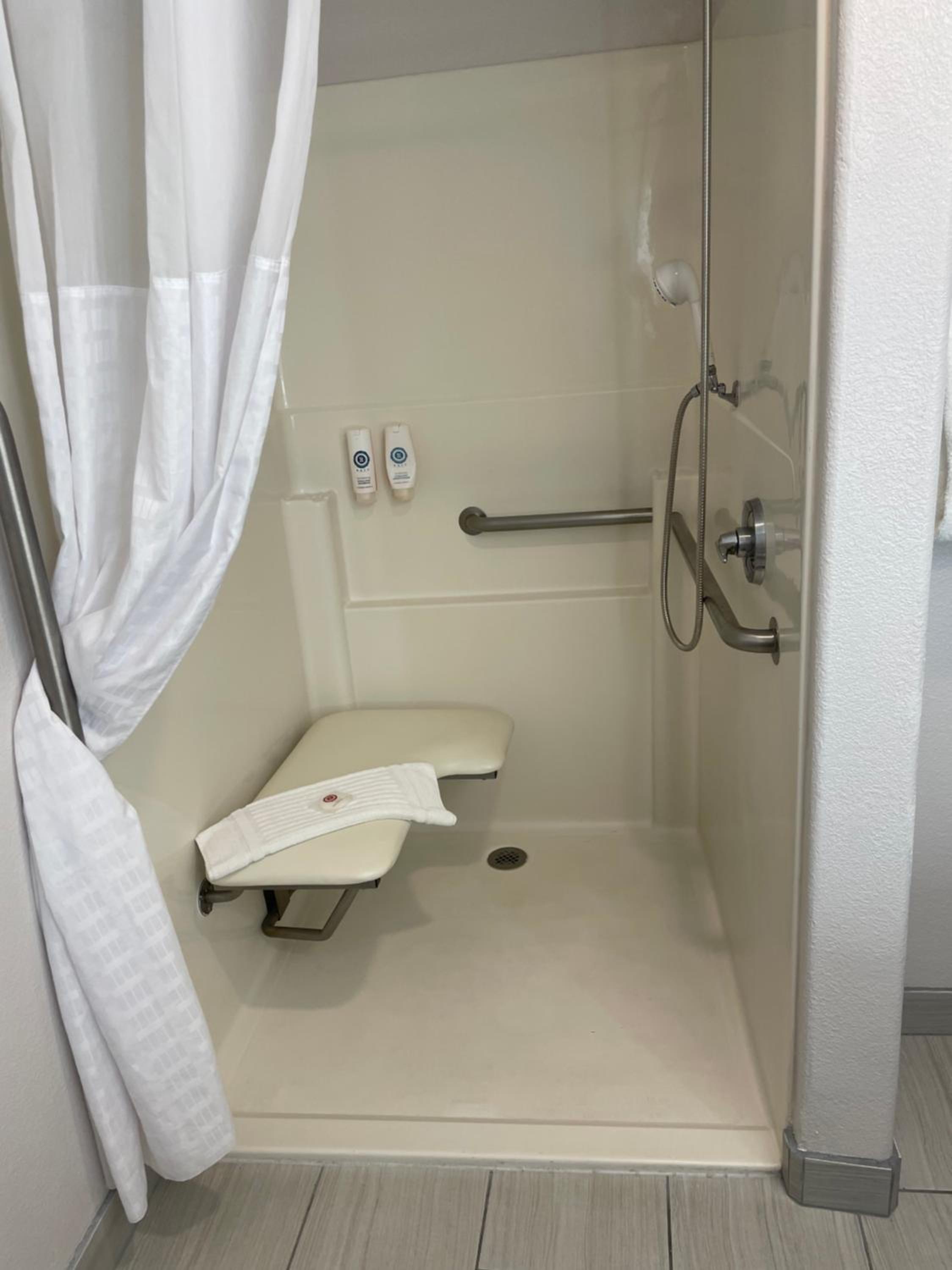 Efficiency Queen Room with Mobility and Hearing Access - Non-Smoking - Photo 4
