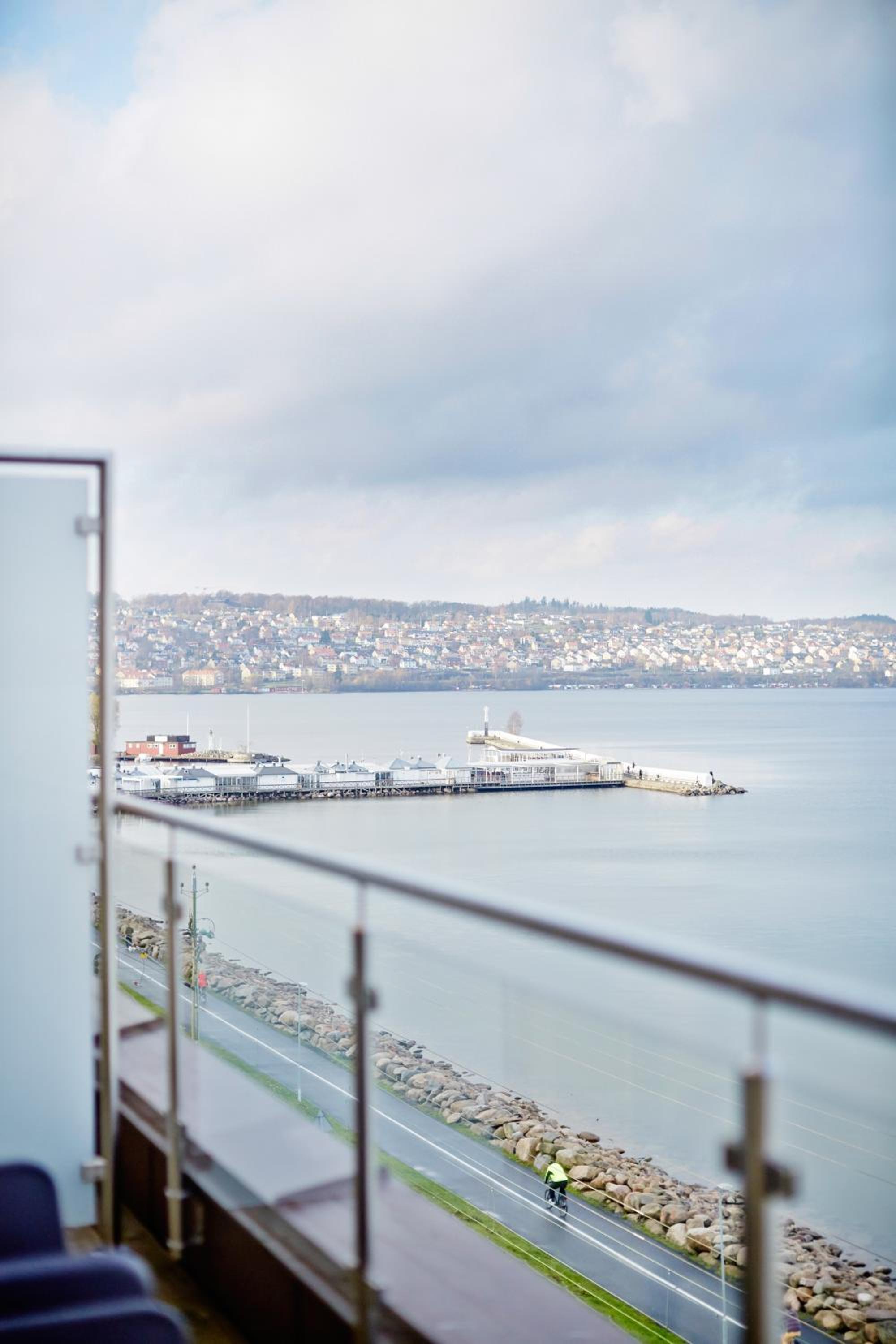 Suite with Balcony and Lake View photo 3