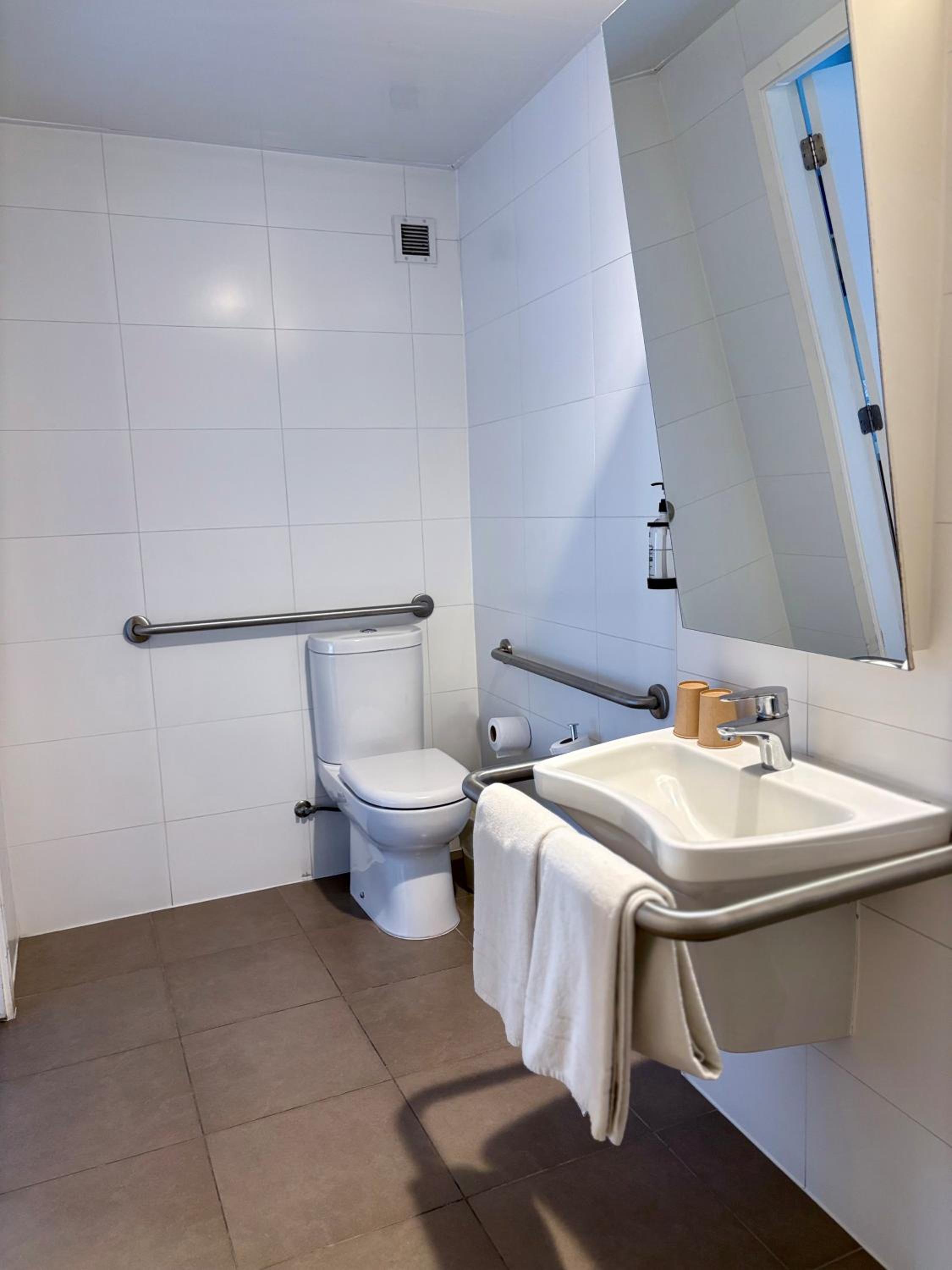 Standard Room - Disability Access photo 2