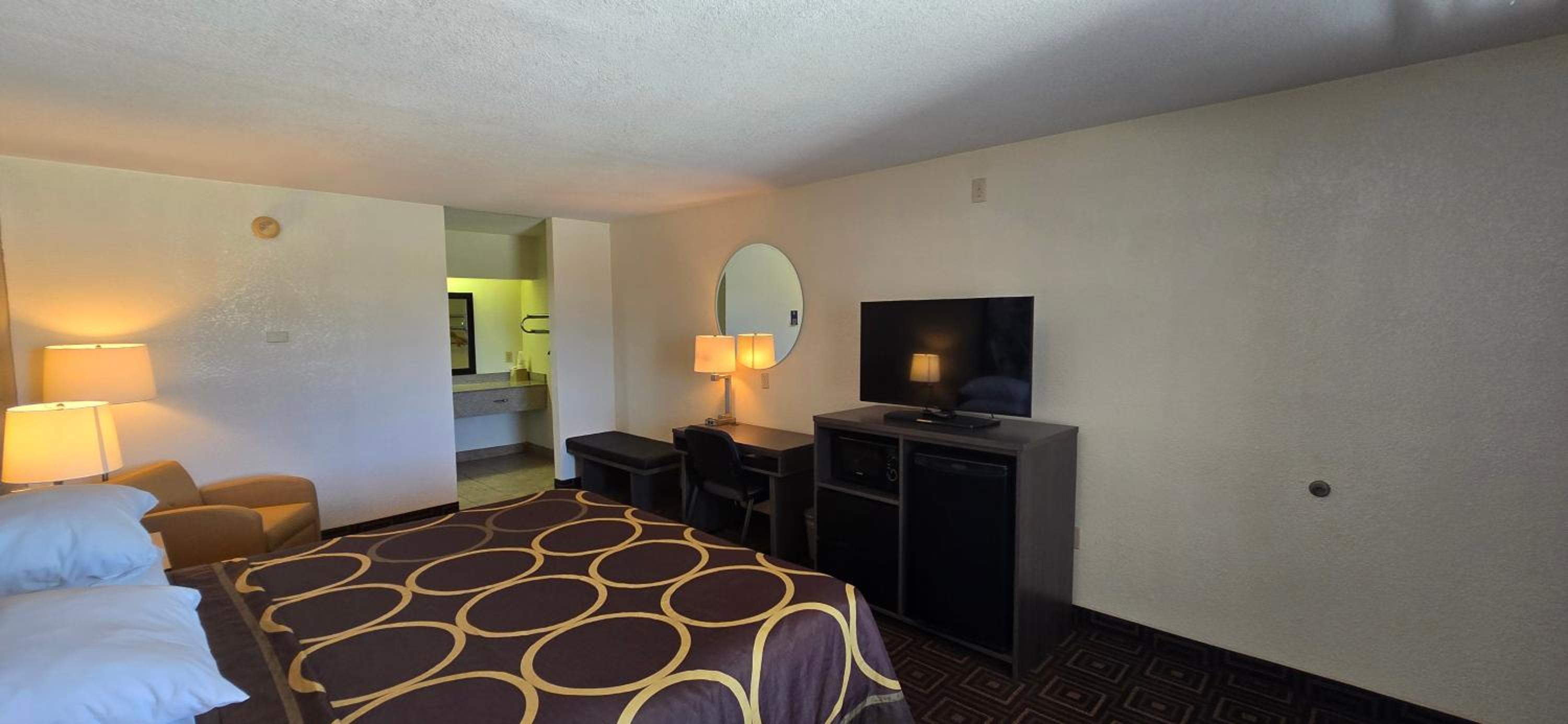 1 King Bed, Mobility/Hearing Impaired Accessible Room, Smoking - Photo 6