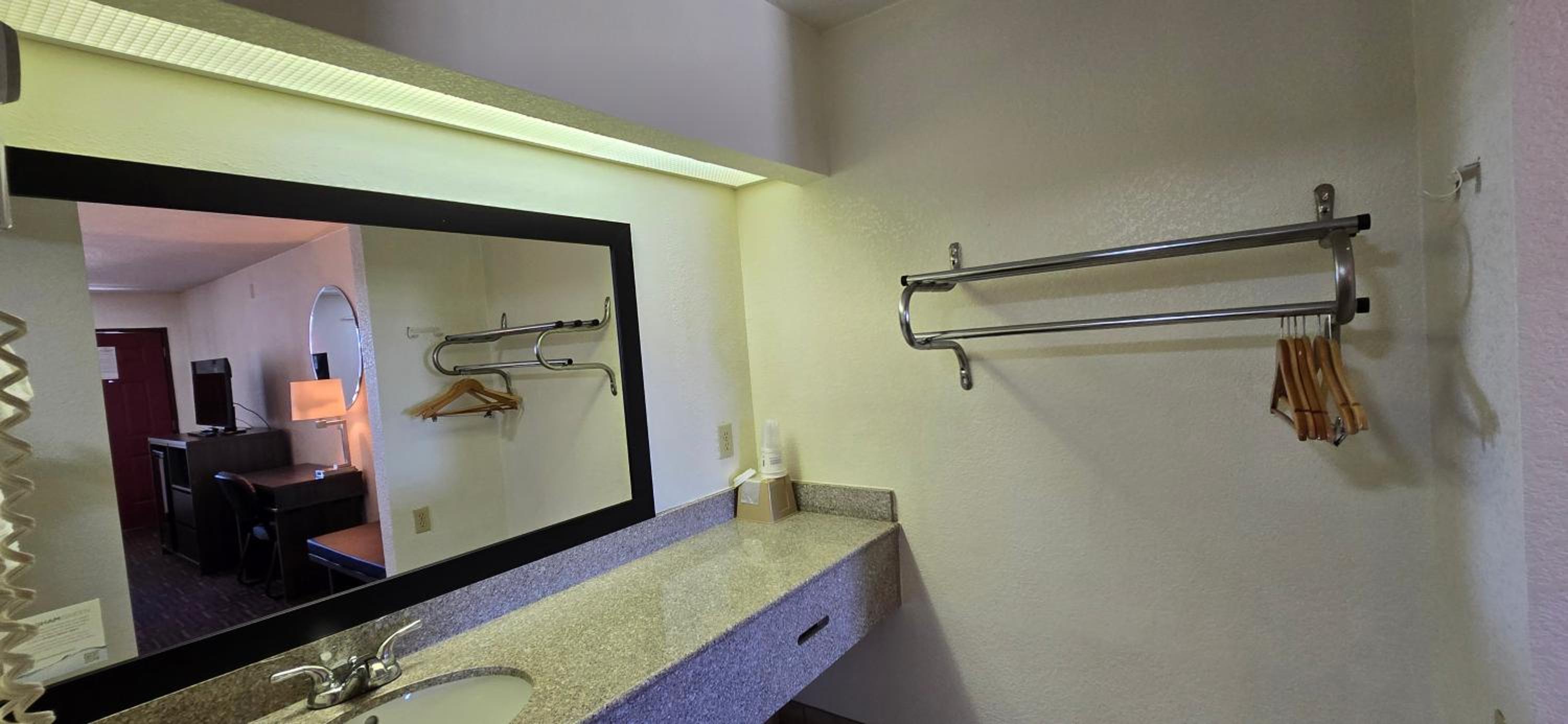 1 King Bed, Mobility/Hearing Impaired Accessible Room, Smoking - Photo 5
