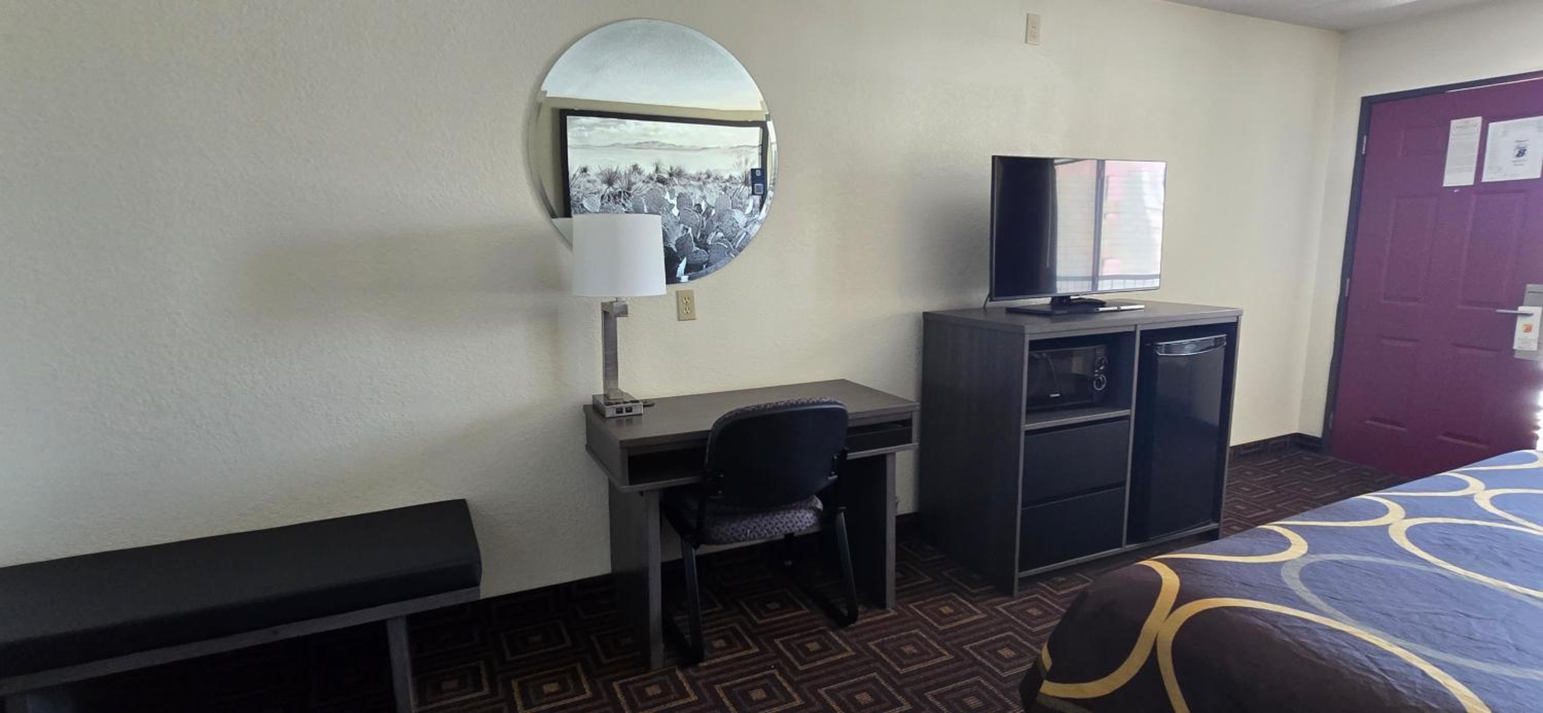 1 King Bed, Mobility/Hearing Impaired Accessible Room, Smoking - Photo 3
