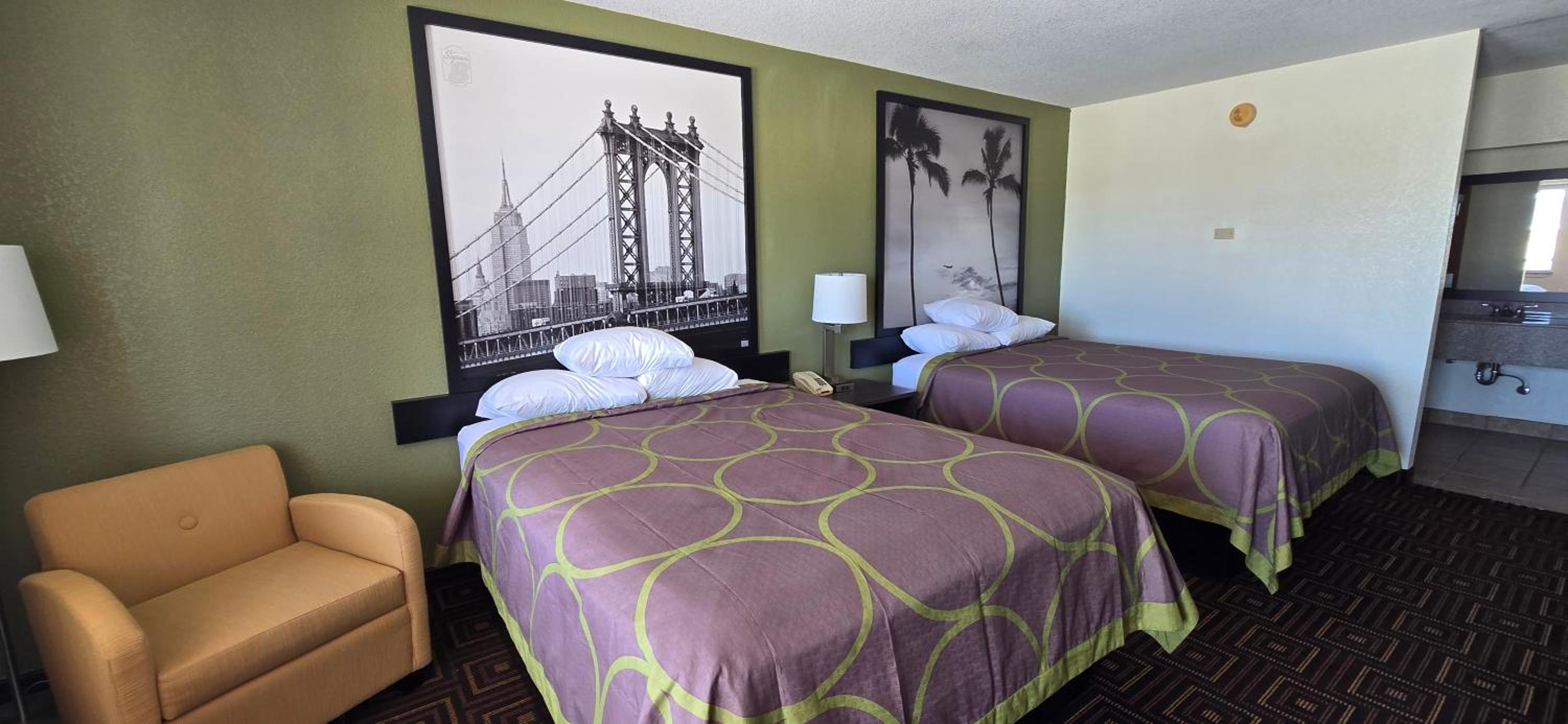 Queen Room with Two Queen Beds - Non-Smoking - Photo 6
