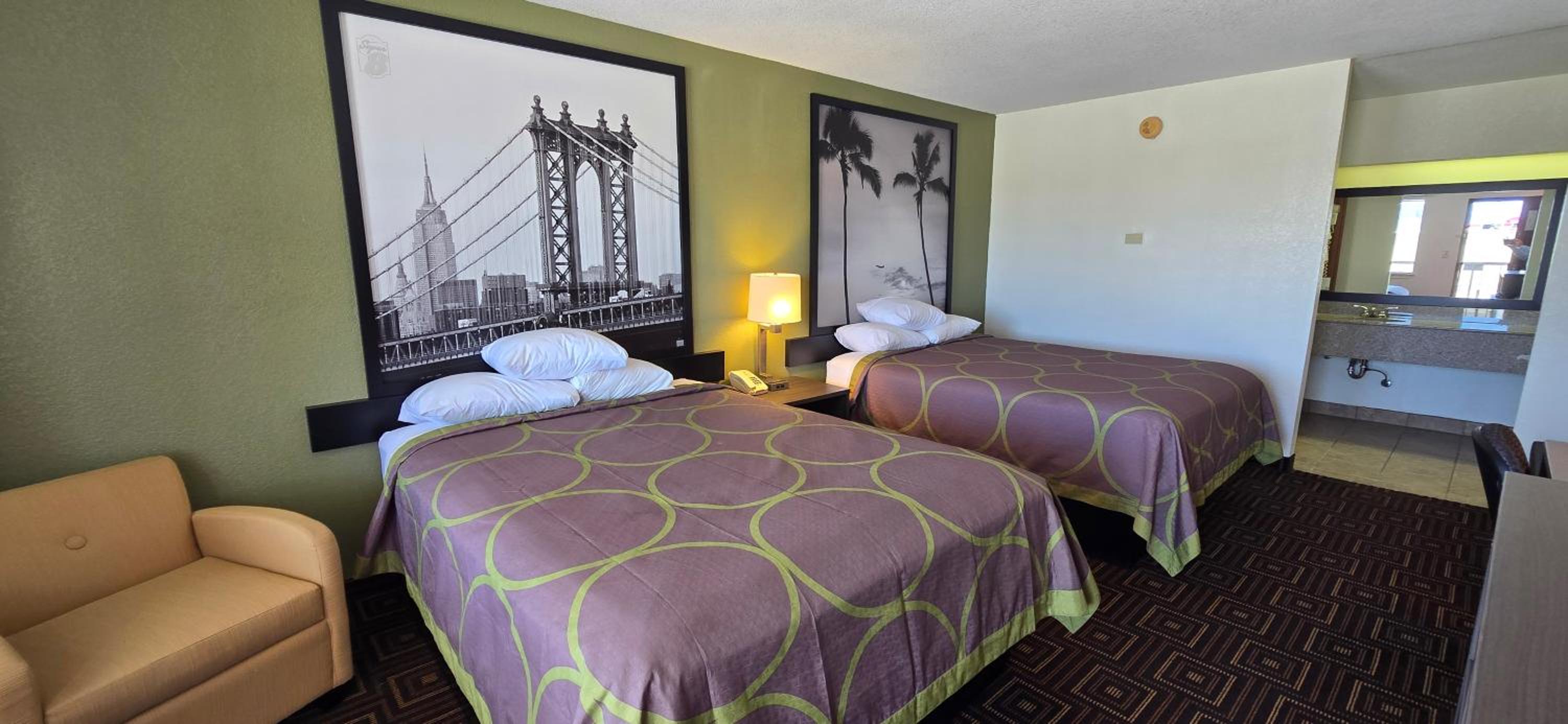Queen Room with Two Queen Beds - Non-Smoking - Photo 5