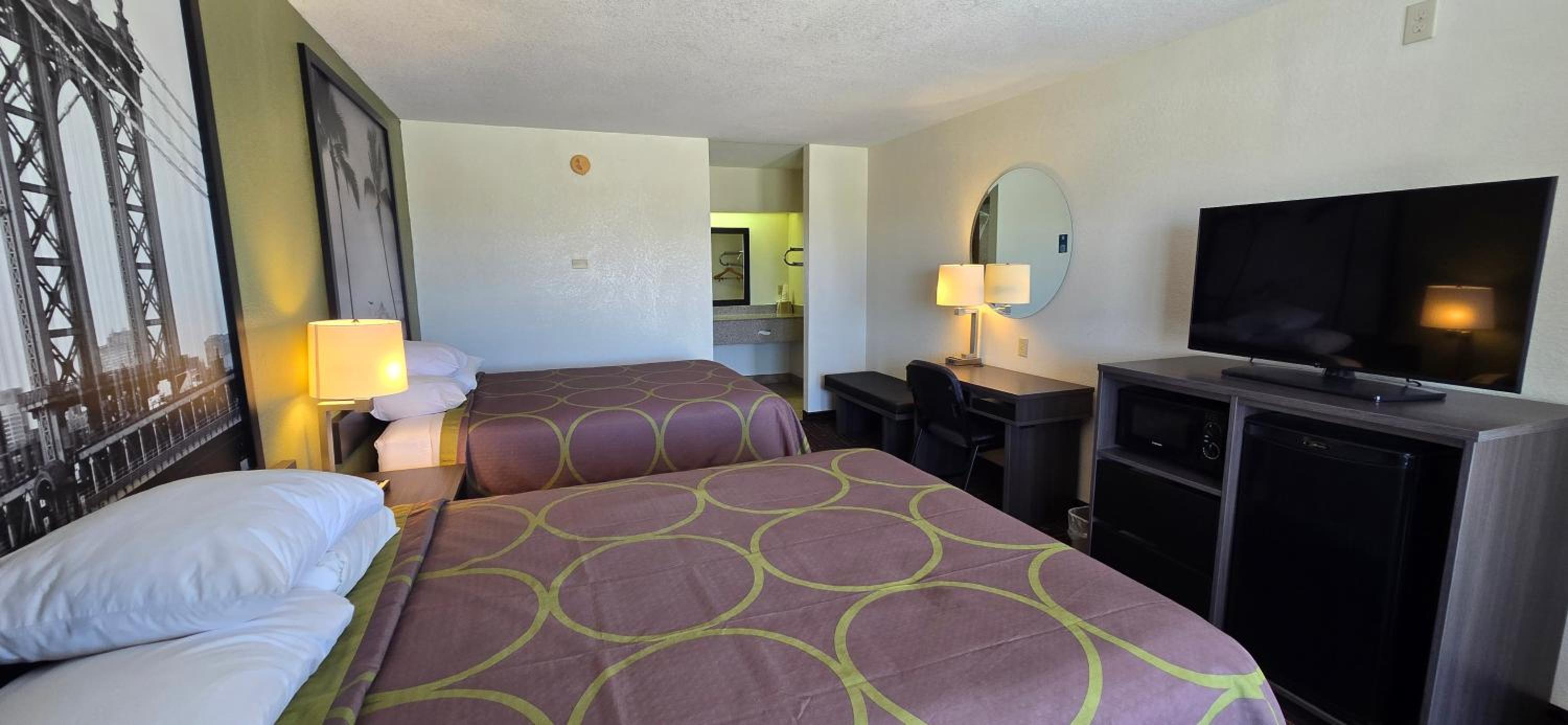 Queen Room with Two Queen Beds - Non-Smoking - Photo 4
