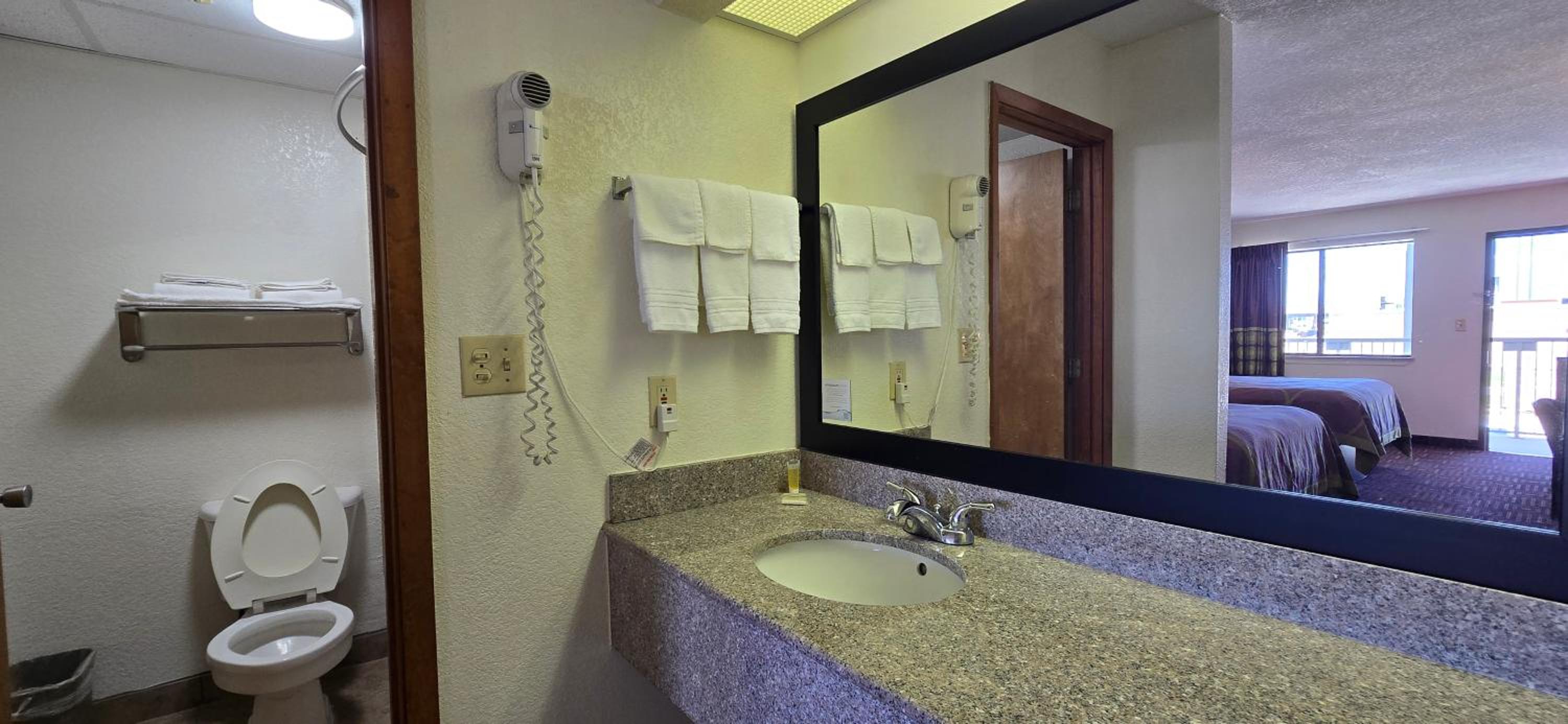 1 King Bed, Mobility/Hearing Impaired Accessible Room, Smoking - Photo 2