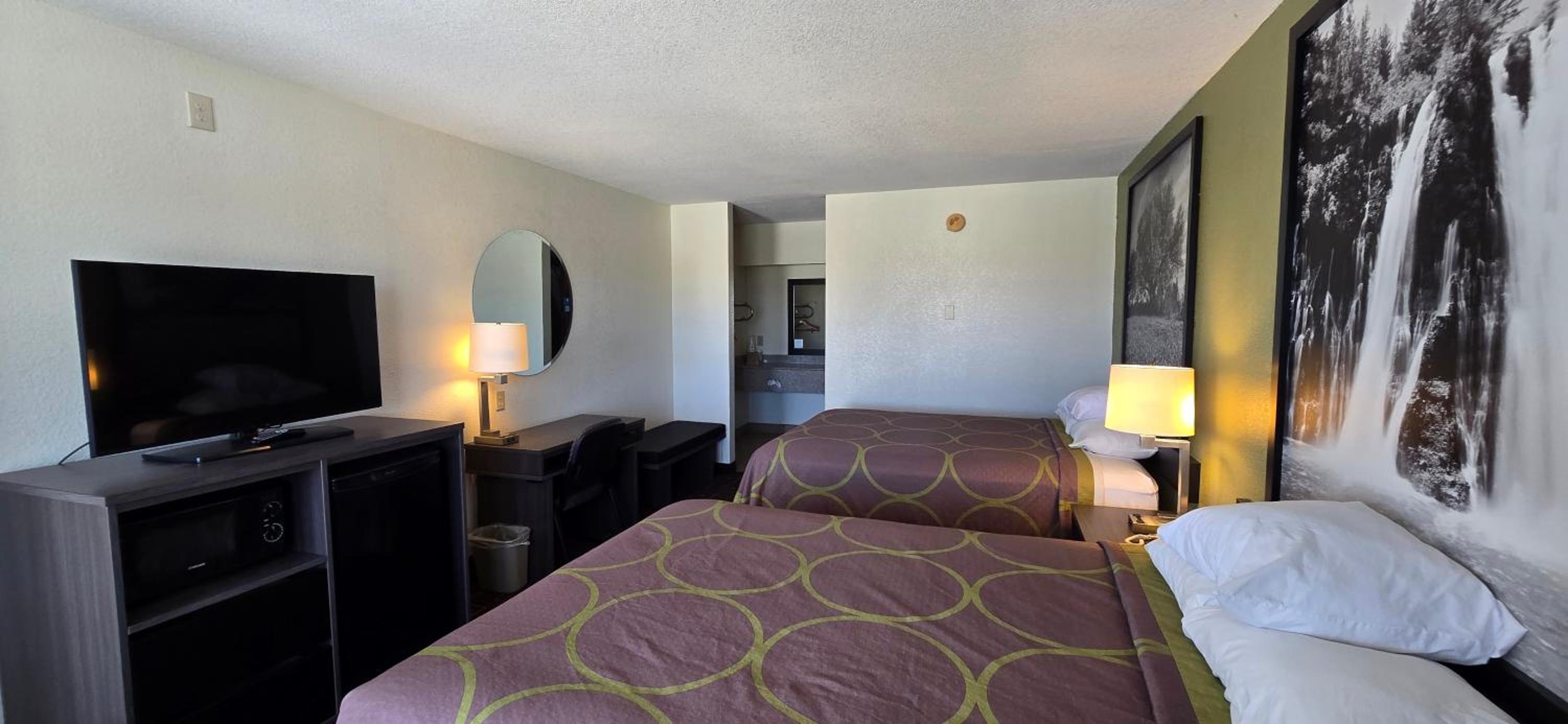 Queen Room with Two Queen Beds - Non-Smoking - Photo 1