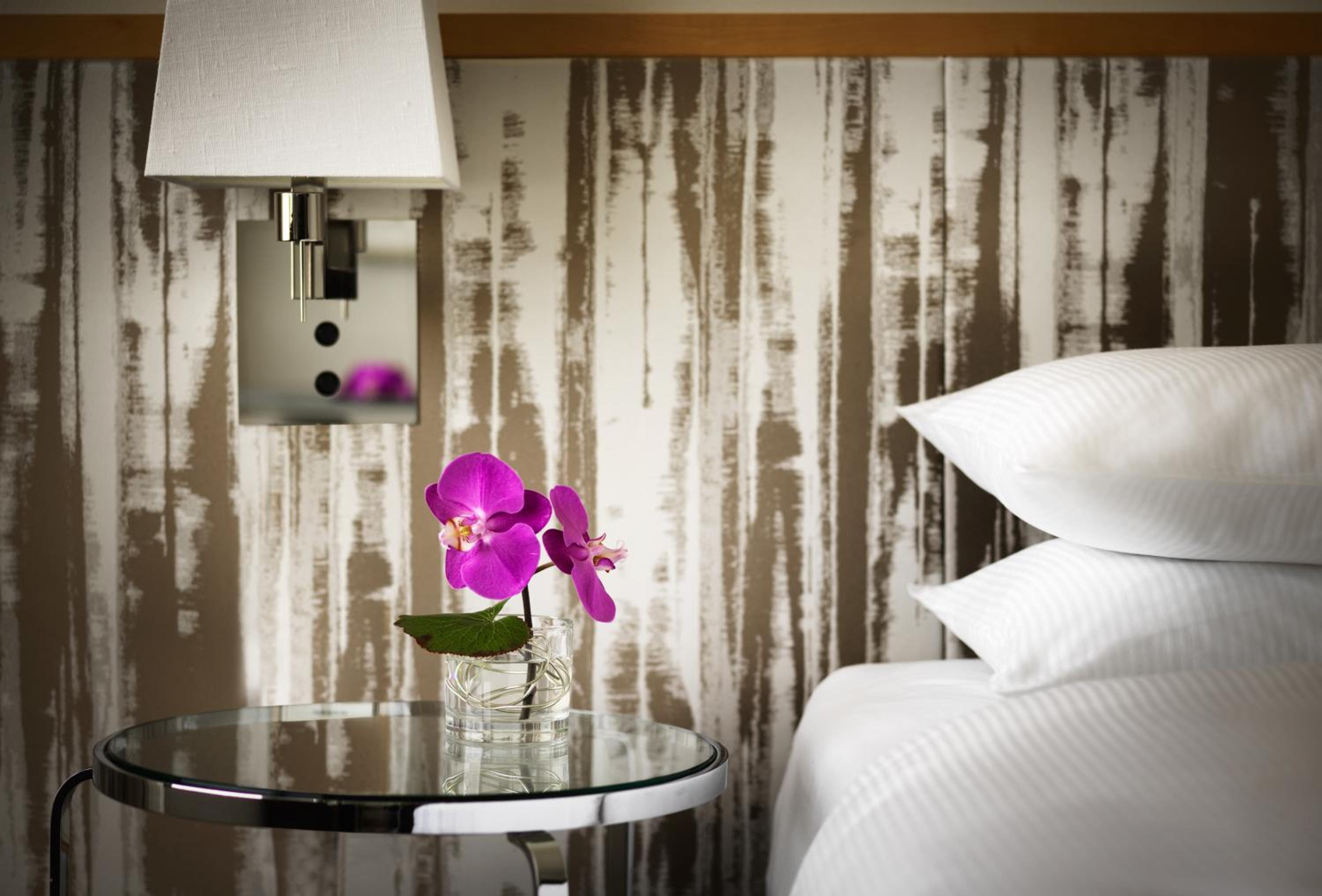 Queen Room - Club Access
