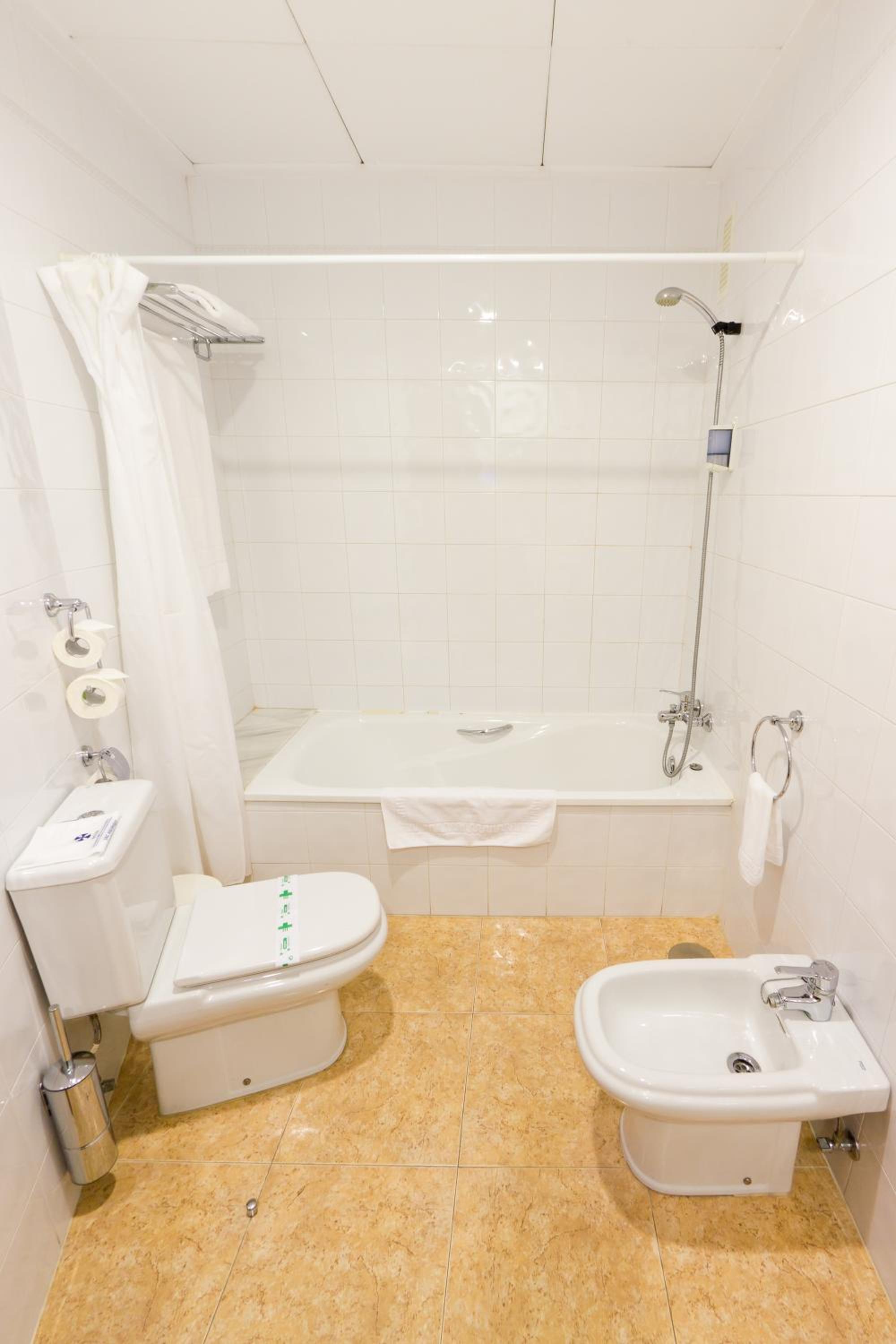 Double Room - Photo 8