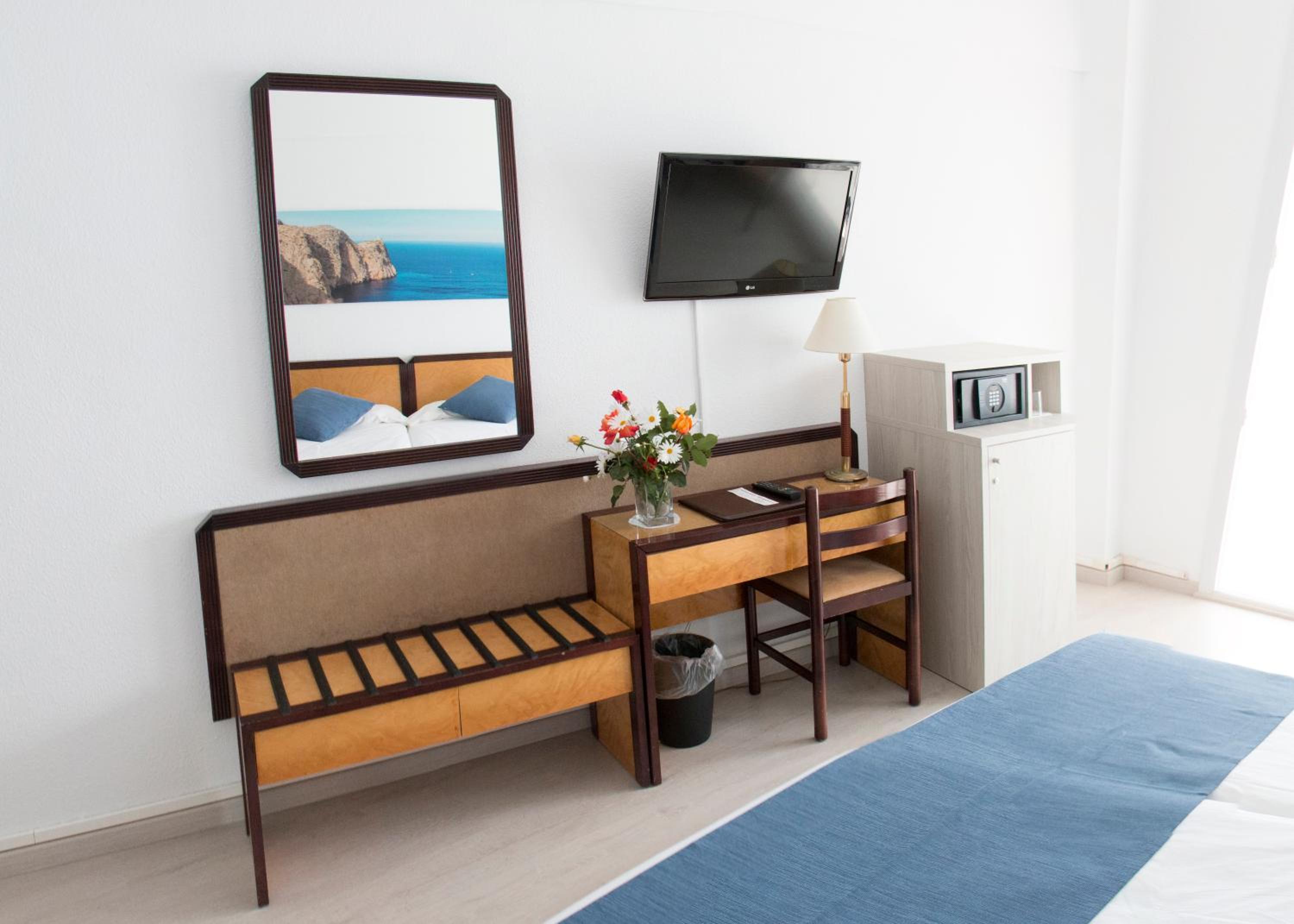 Double Room with Side Sea View - Photo 4