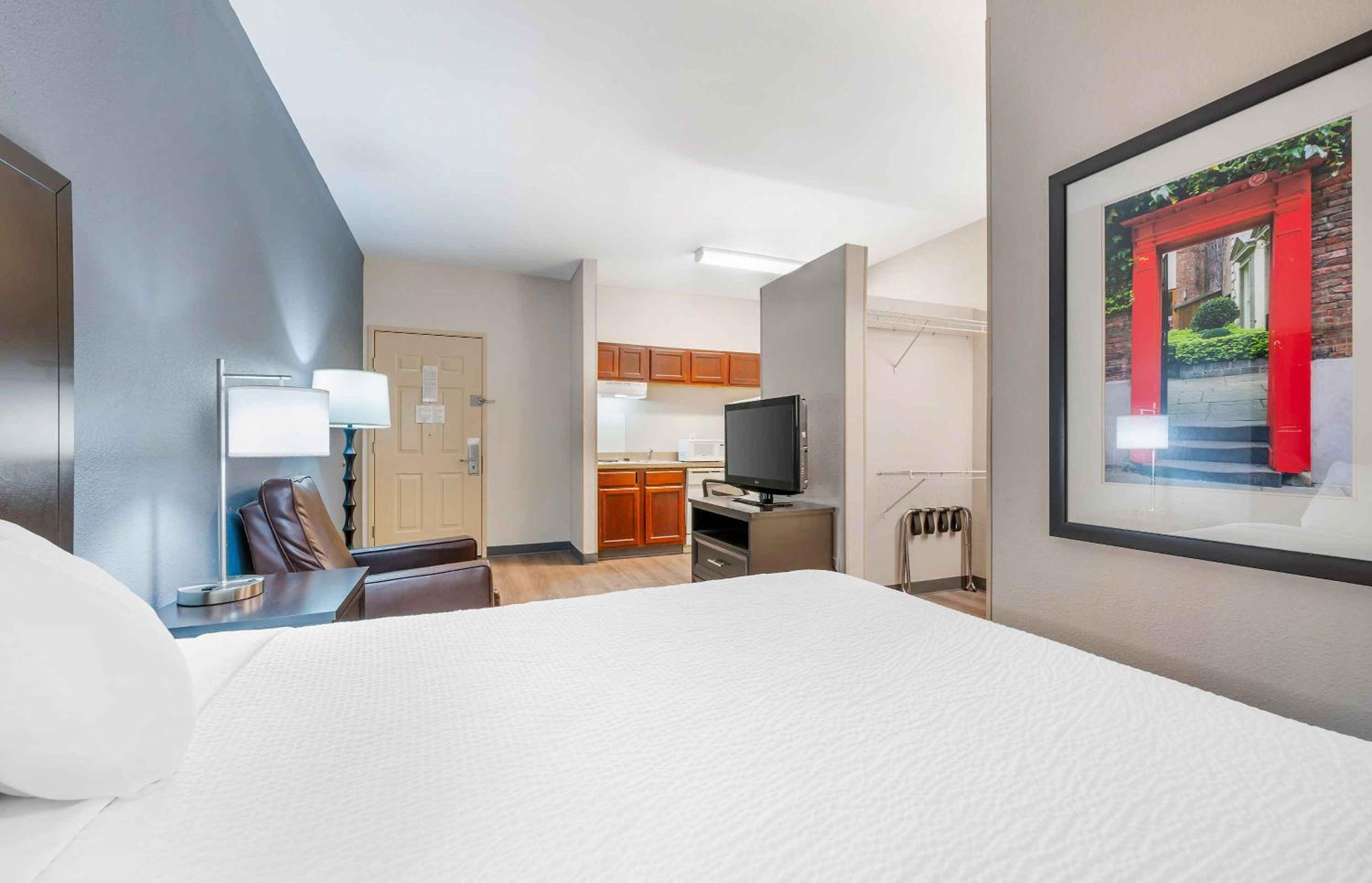 Queen studio with 1 Queen Bed - Disability Access/Non-Smoking - Photo 7