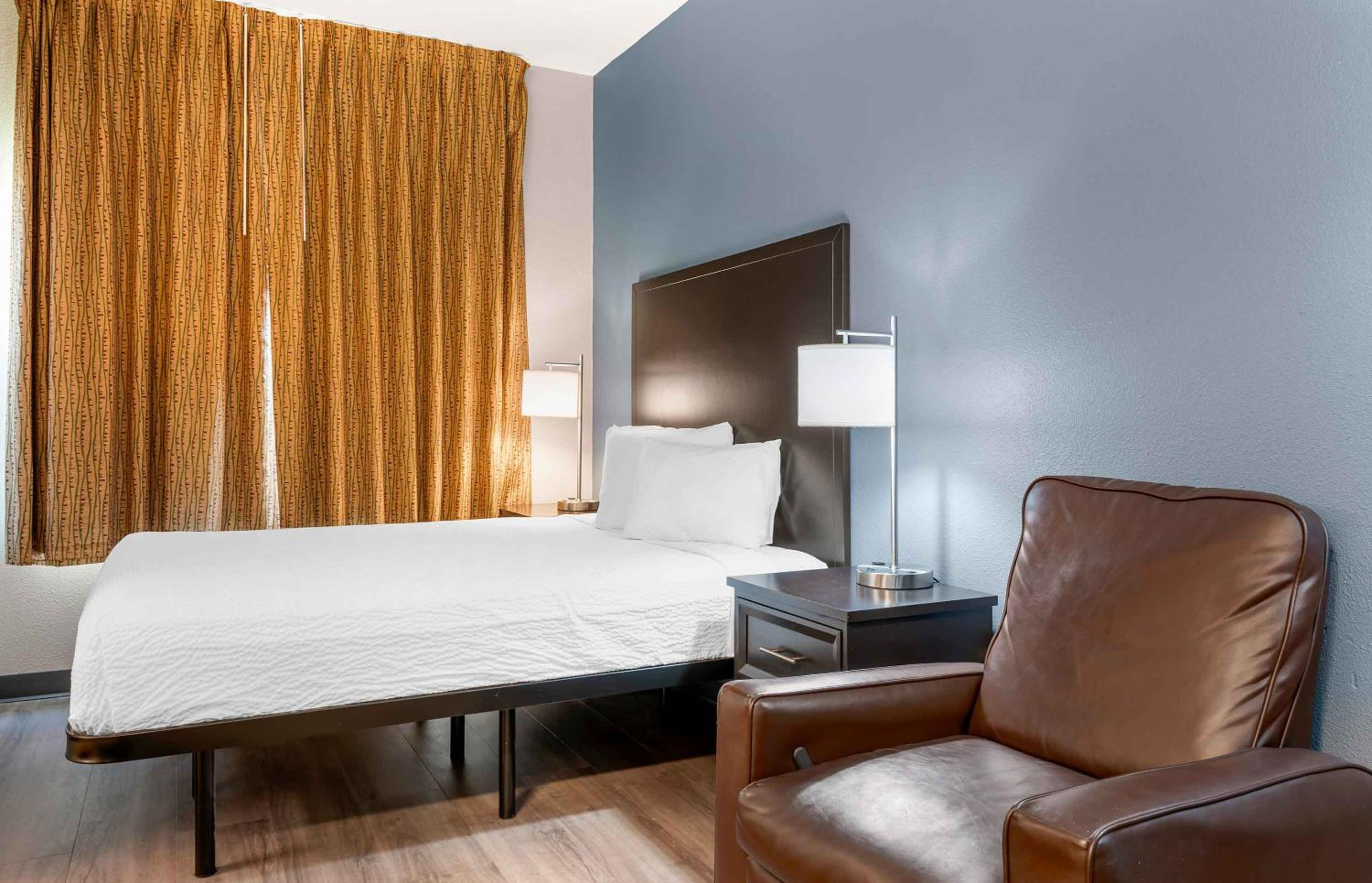 Queen studio with 1 Queen Bed - Disability Access/Non-Smoking - Photo 6