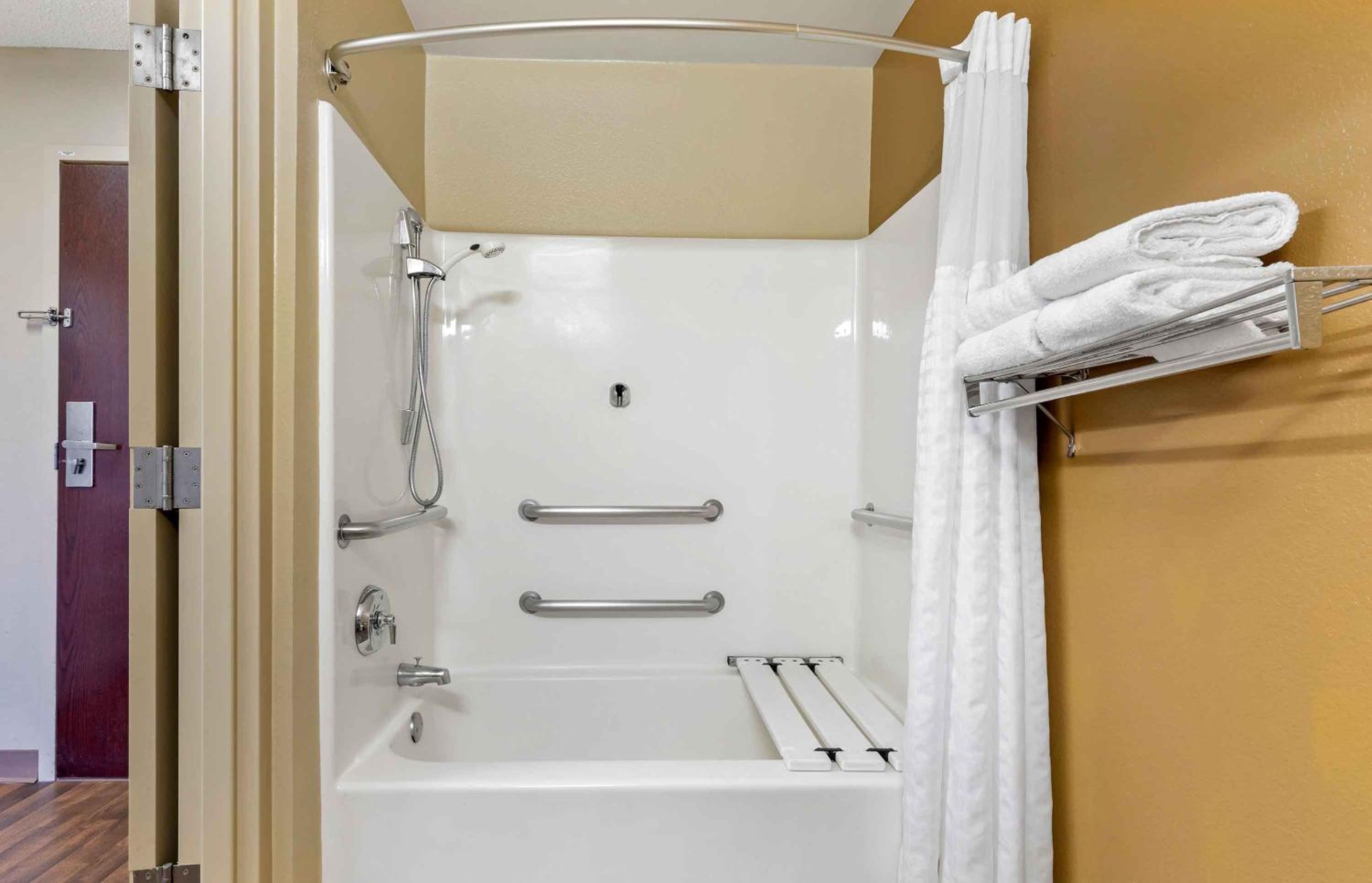 Queen studio with 1 Queen Bed - Disability Access/Non-Smoking - Photo 10
