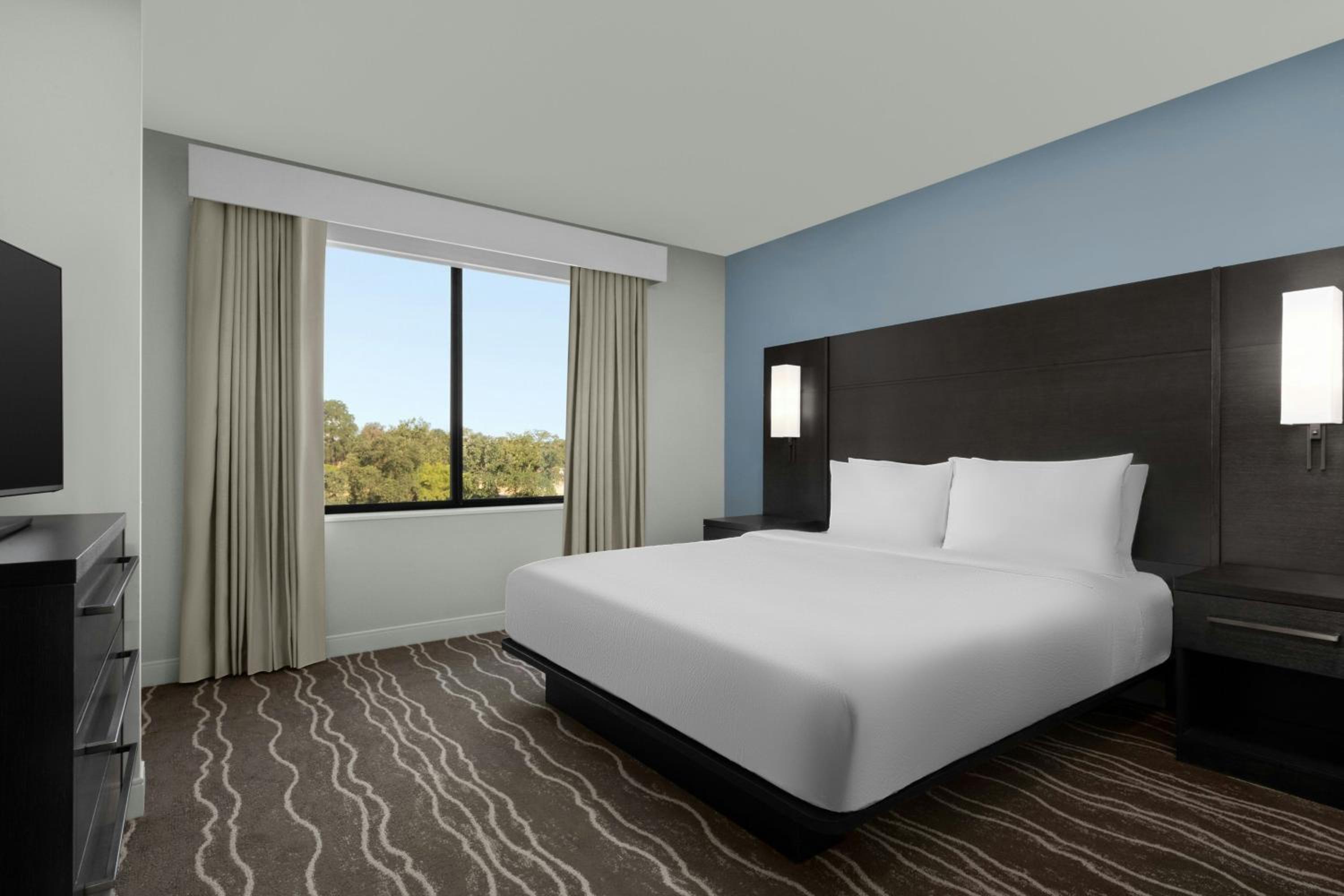 One-Bedroom King Suite with Sofa Bed and City View - Hearing Accessible photo 2
