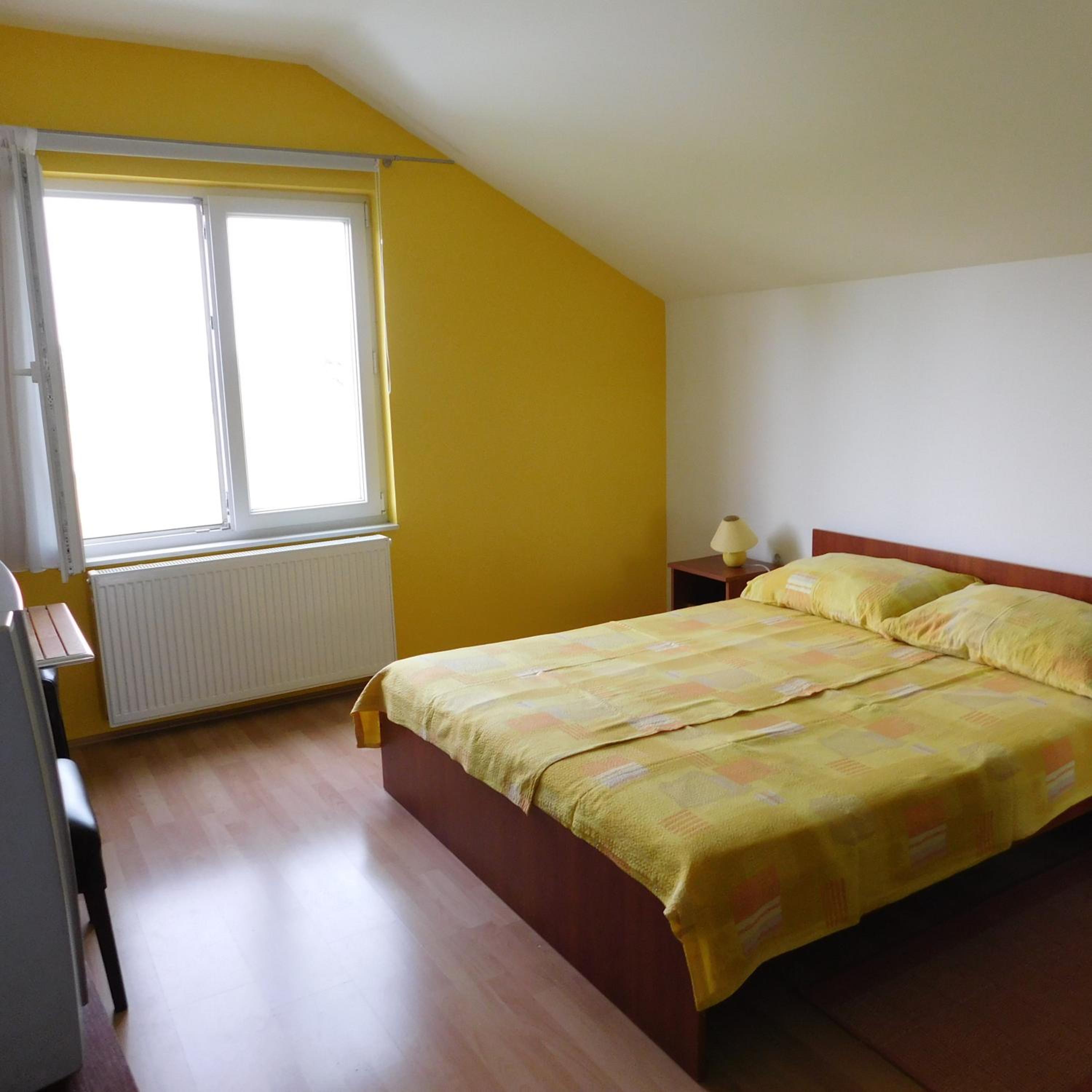 Large Double Room - Photo 1