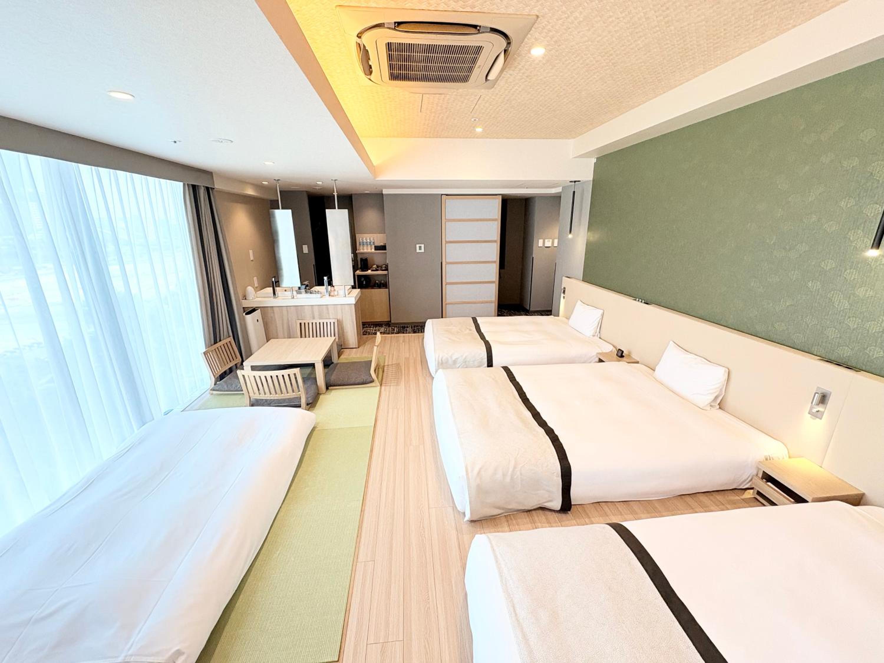 Premier Deluxe Triple With Japanese-style Futon