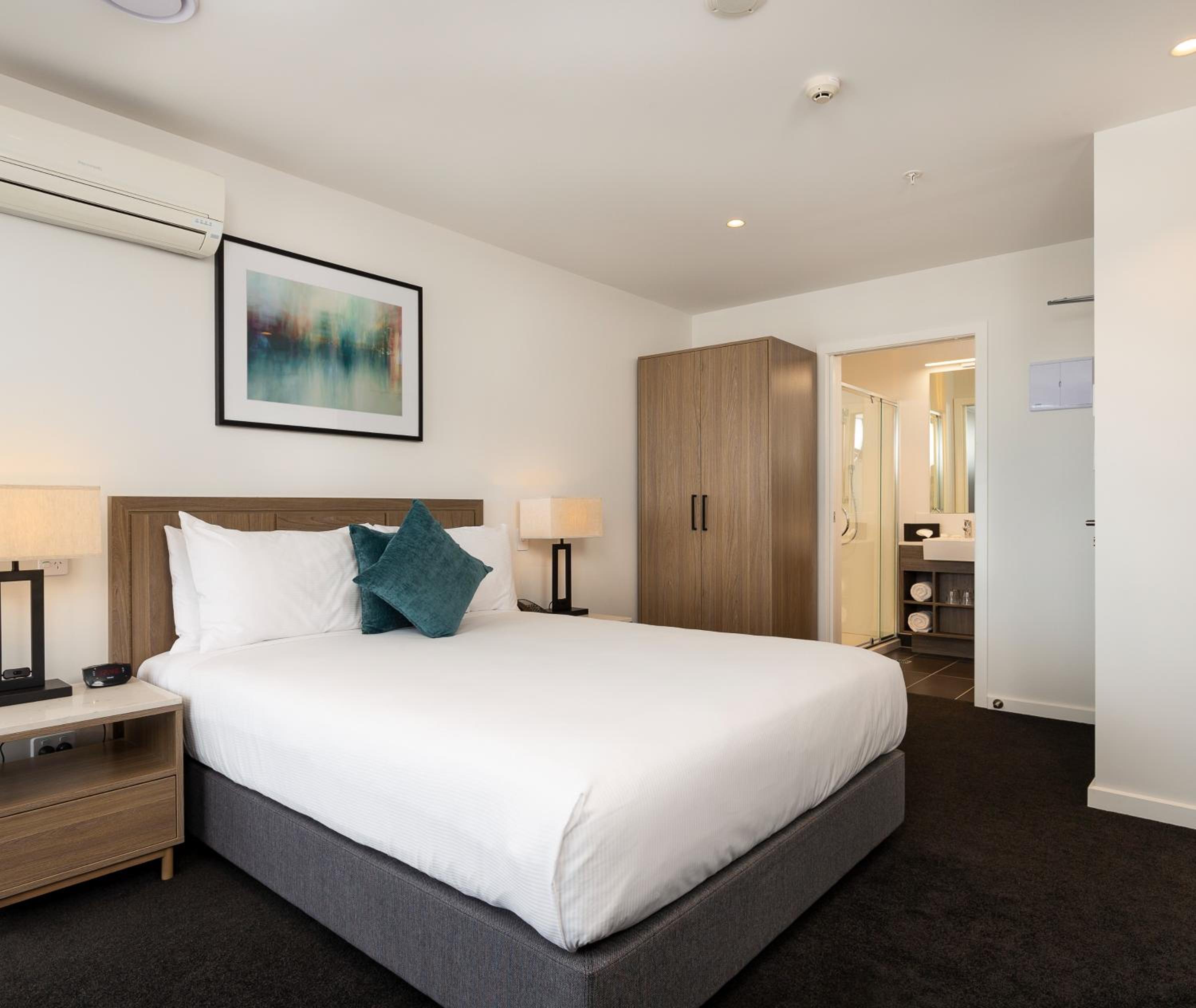 Hotel Room - Photo 5