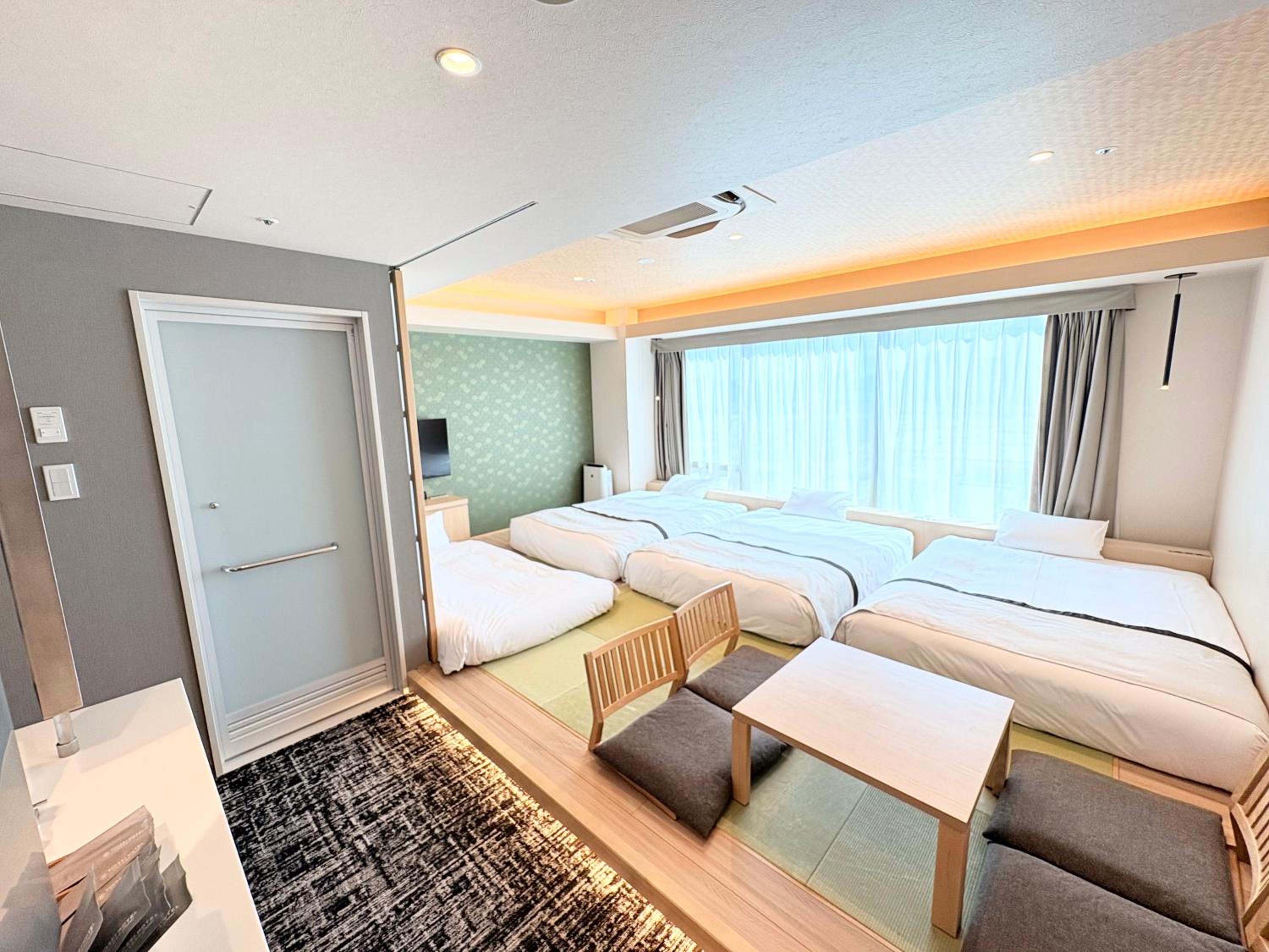 Premier Triple With Japanese-style Futon