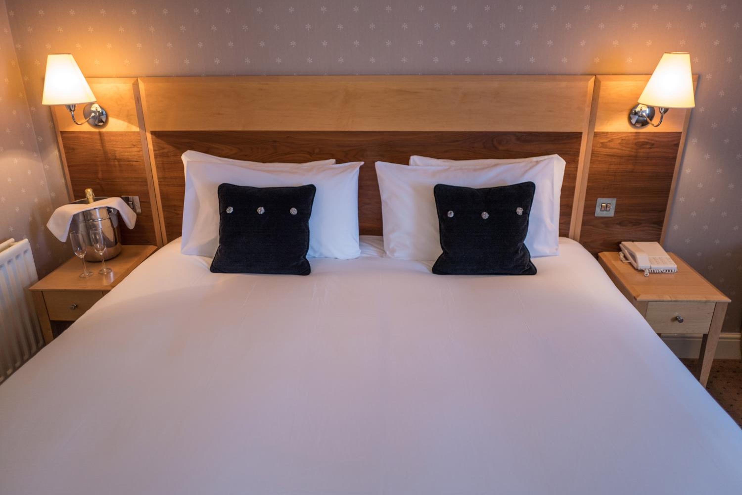 Ambassador Twin Room (Inc FREE PARKING, POOL & GYM) photo 3
