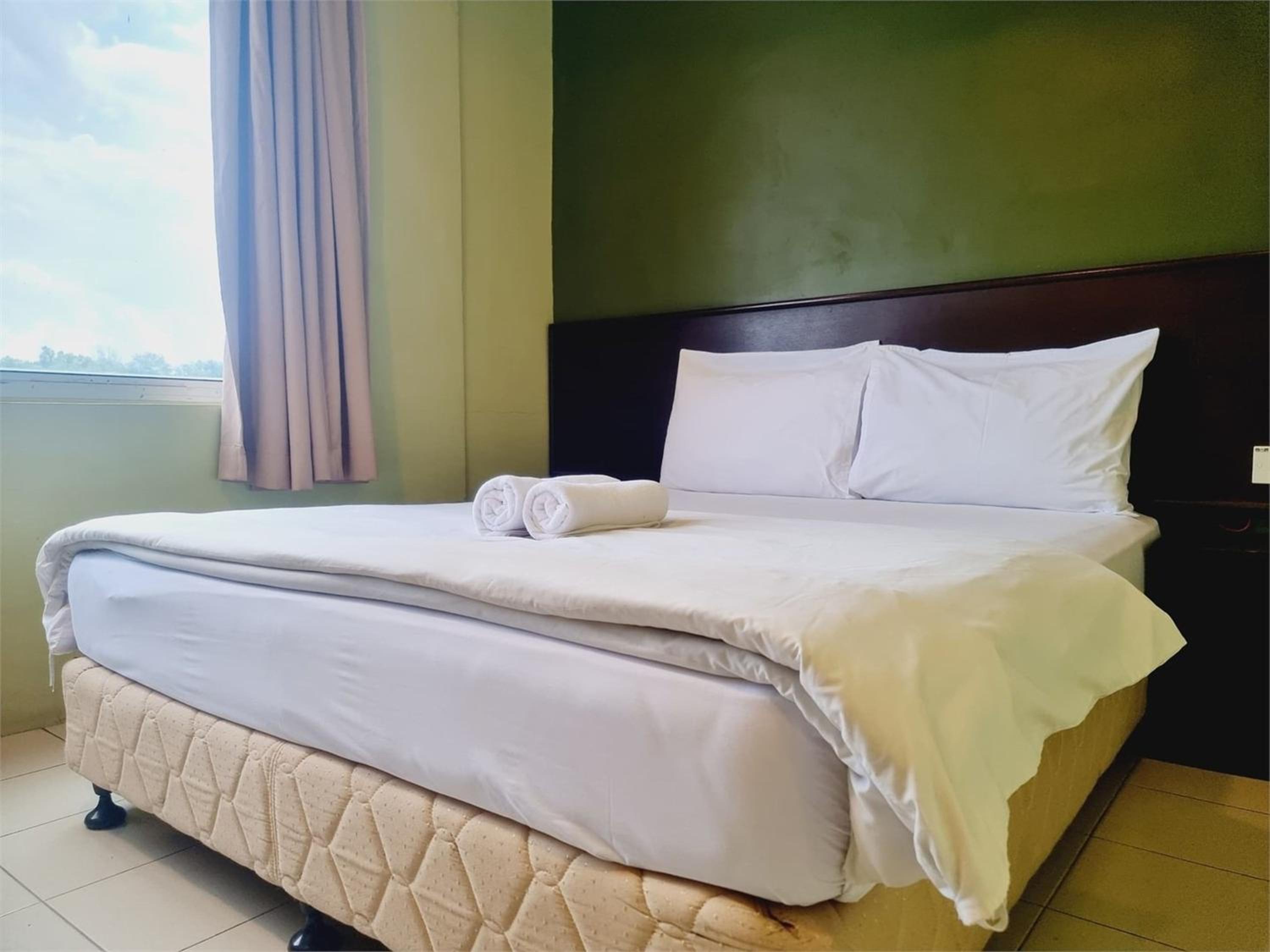 Deluxe Queen Room