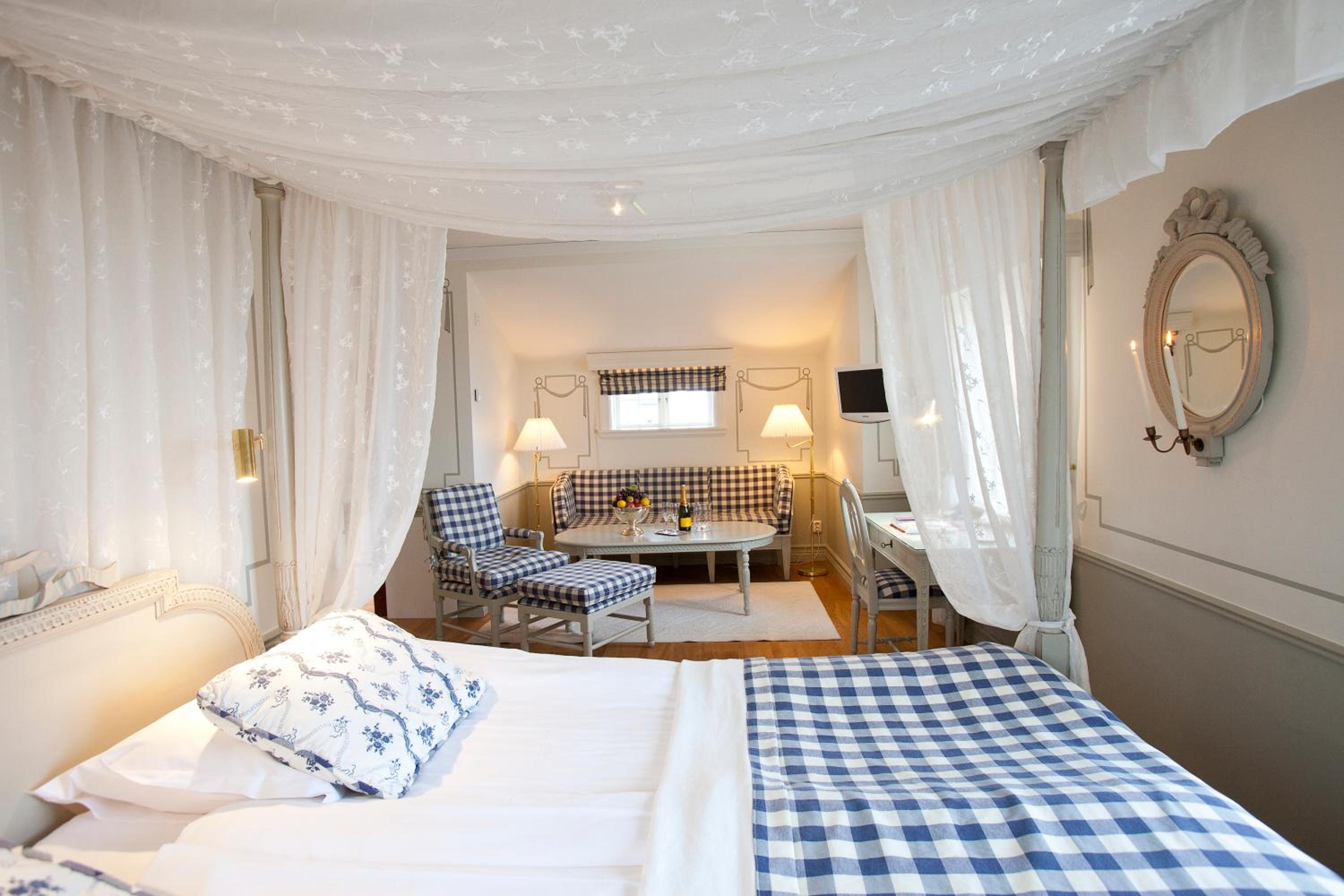Deluxe Suite with Spa Bath photo 2