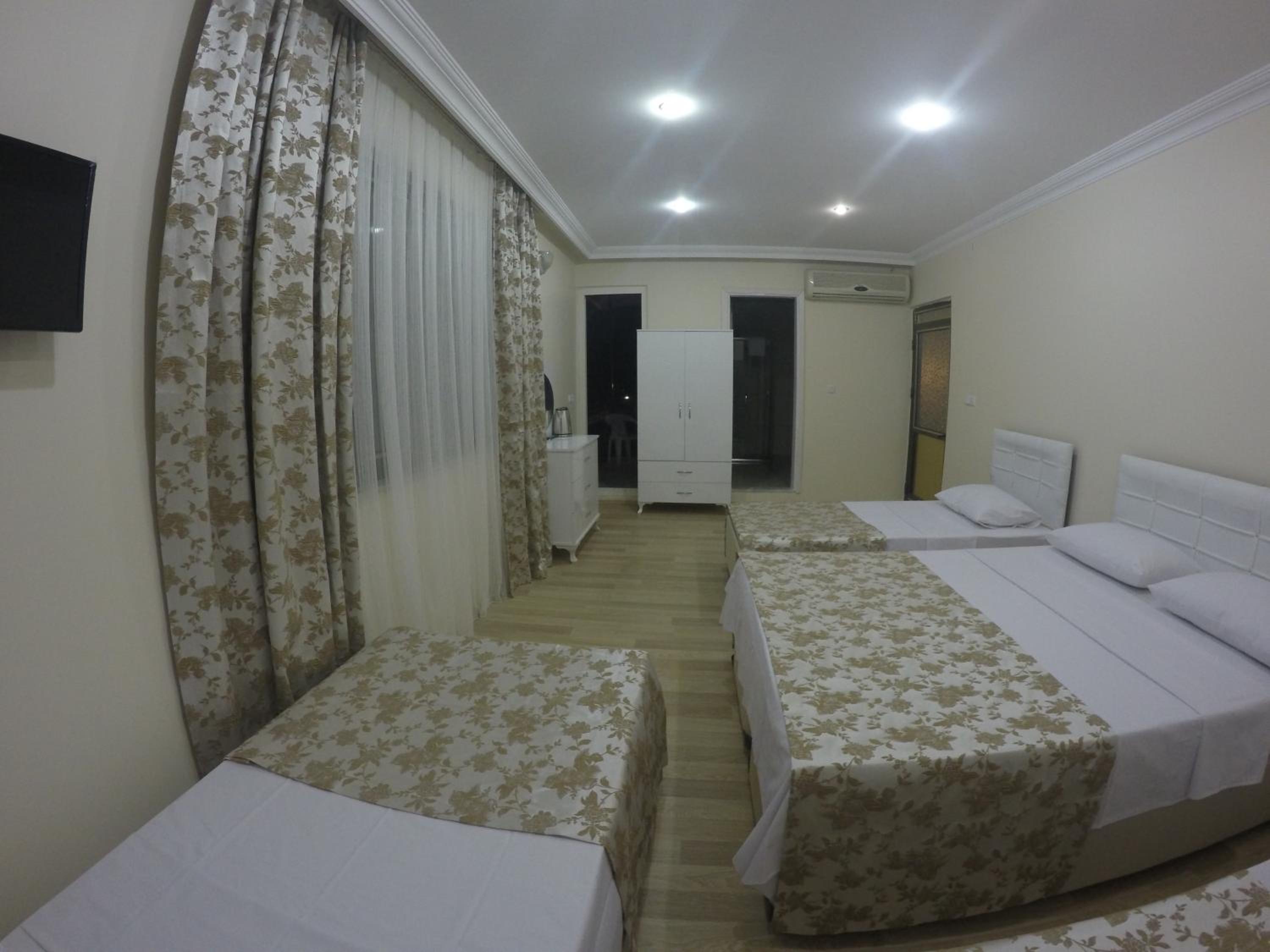 Economy Quadruple Room photo 2