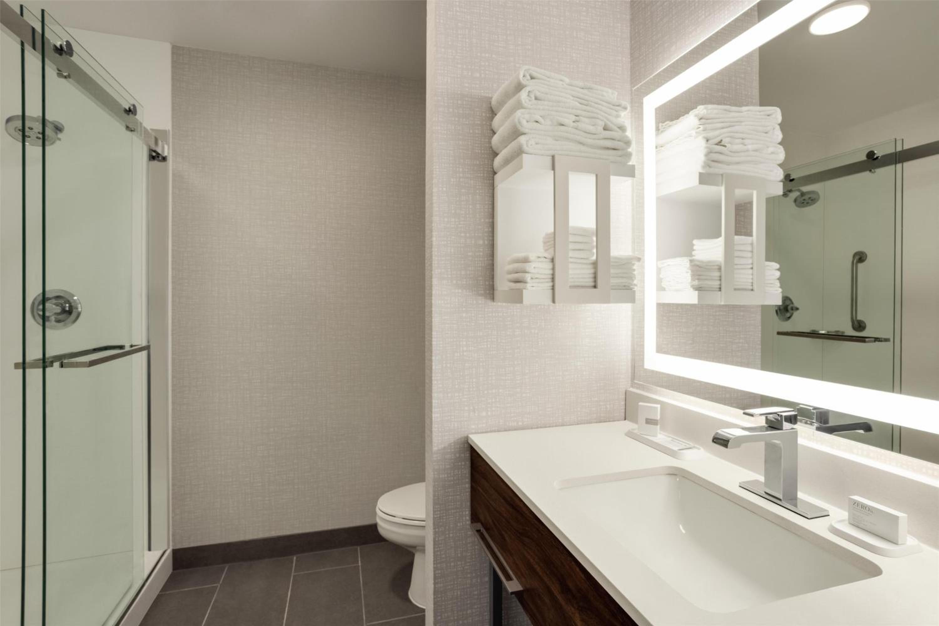 King Room with Shower - Non-Smoking - Photo 1