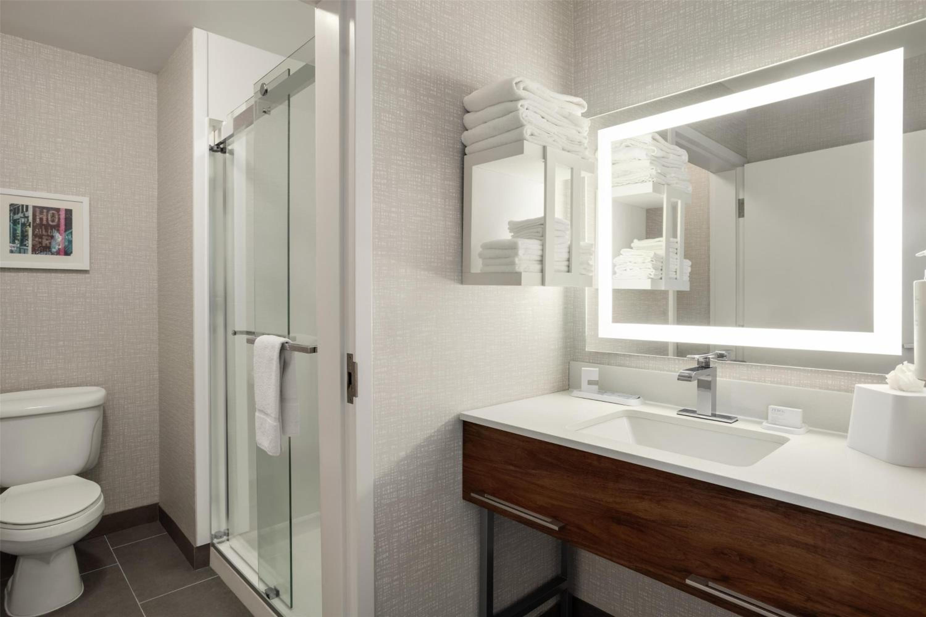 King Room with Shower - Non-Smoking - Photo 2