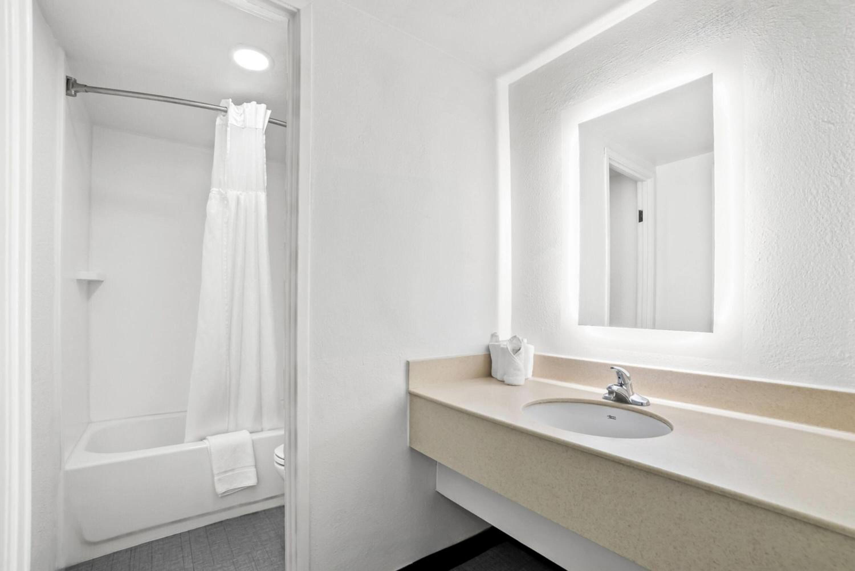 Deluxe King Room - Non-Smoking - Photo 1