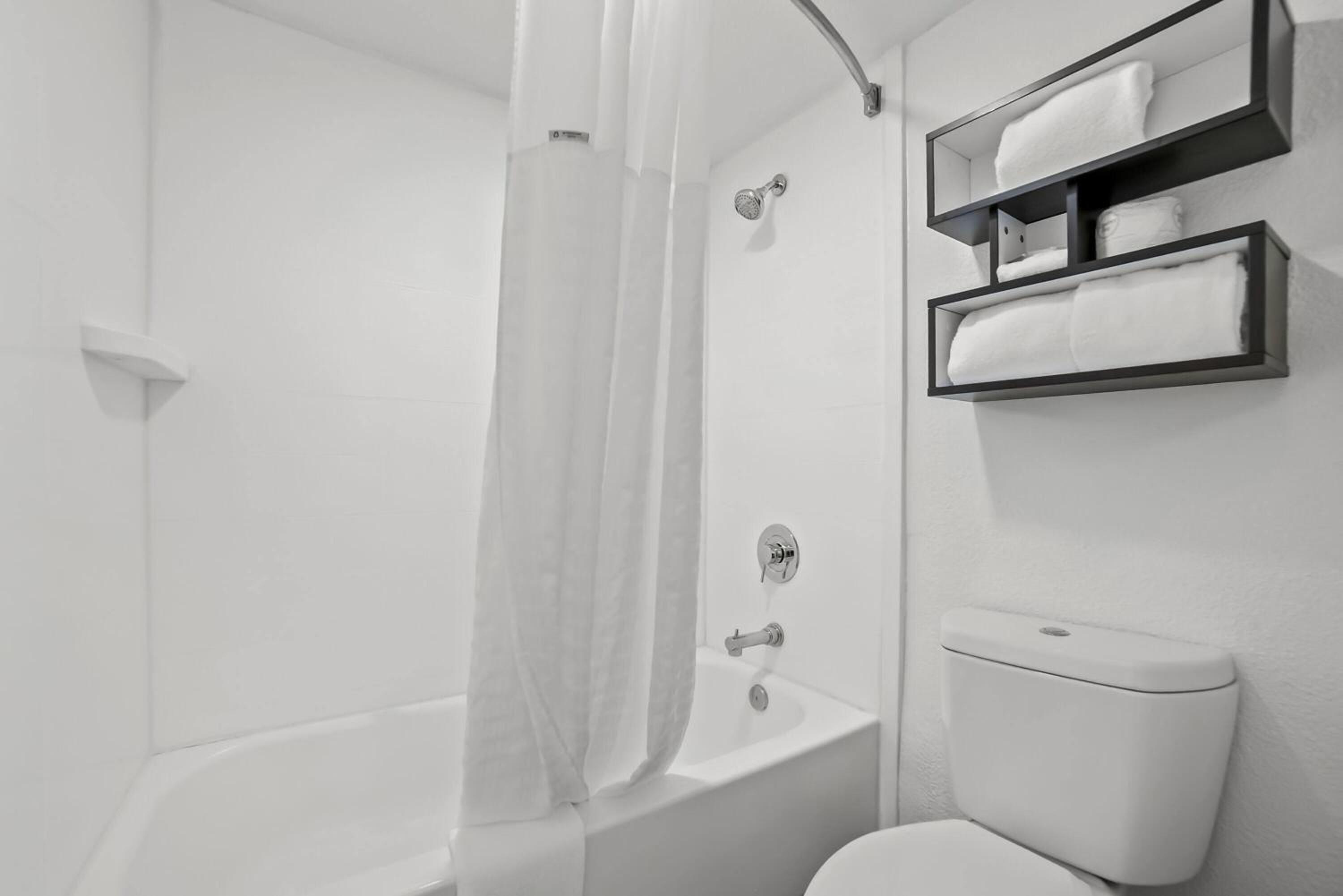 Deluxe King Room - Non-Smoking - Photo 2