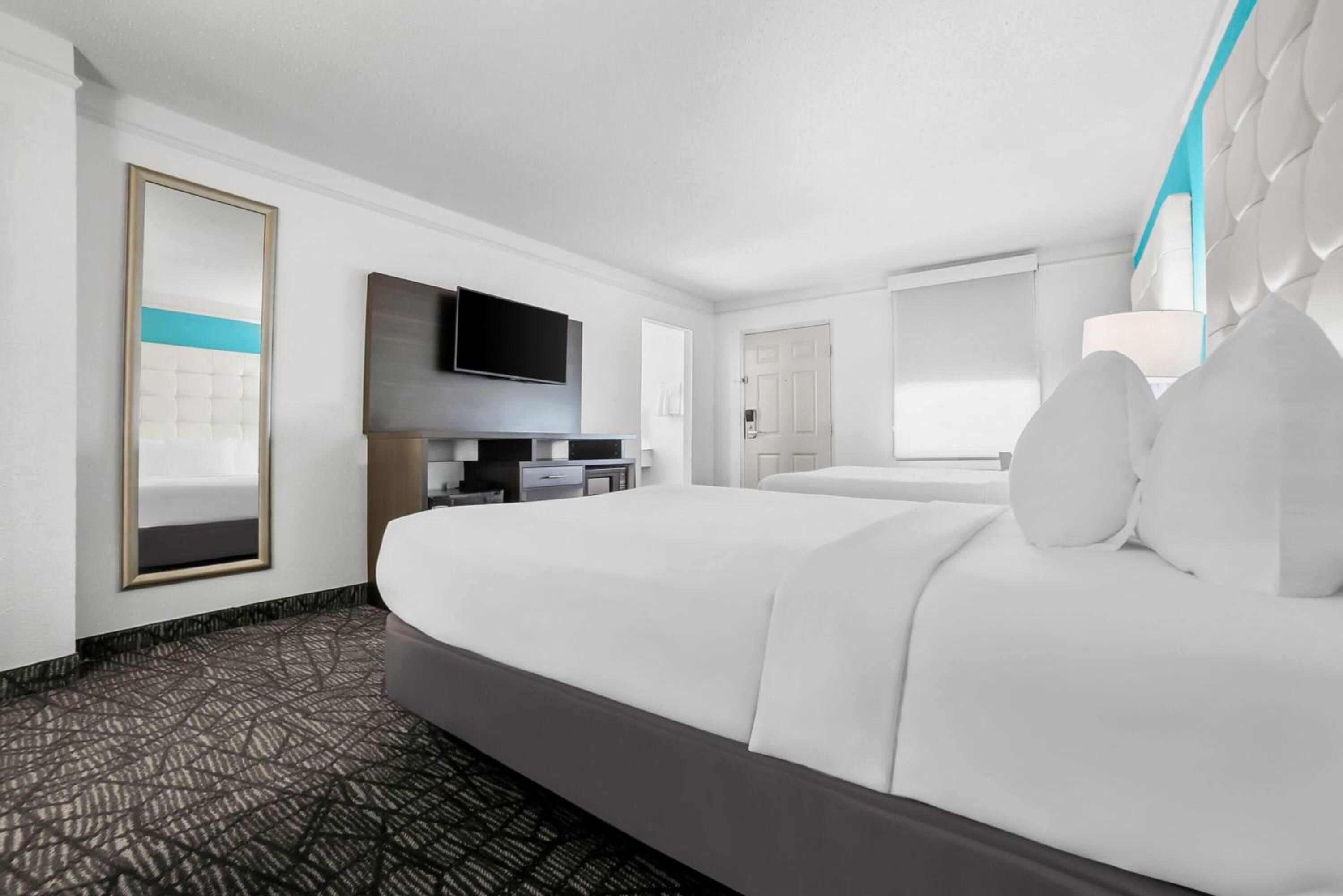 Deluxe Double Room with Two Double Beds - Photo 6