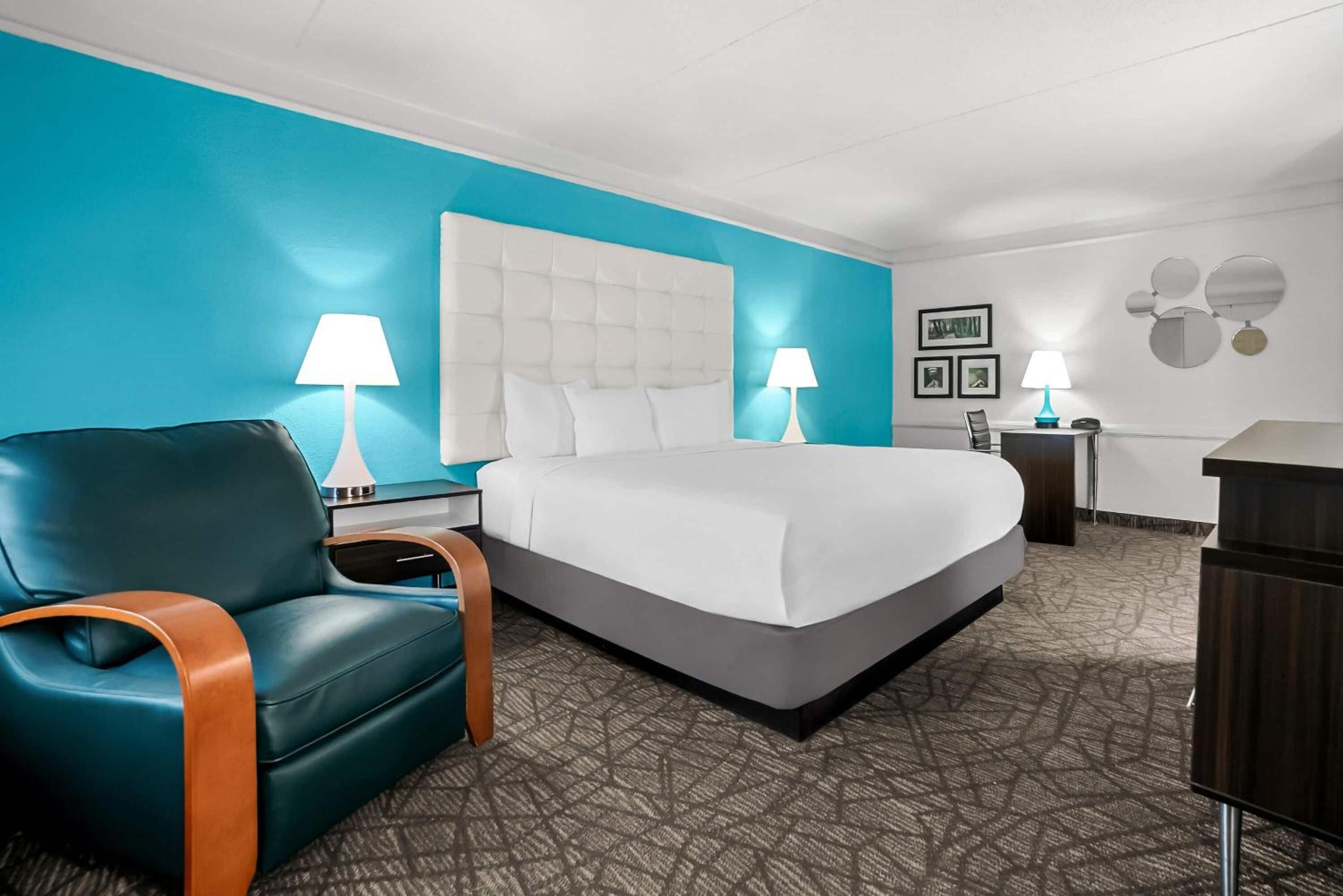 Deluxe King Room - Non-Smoking - Photo 3