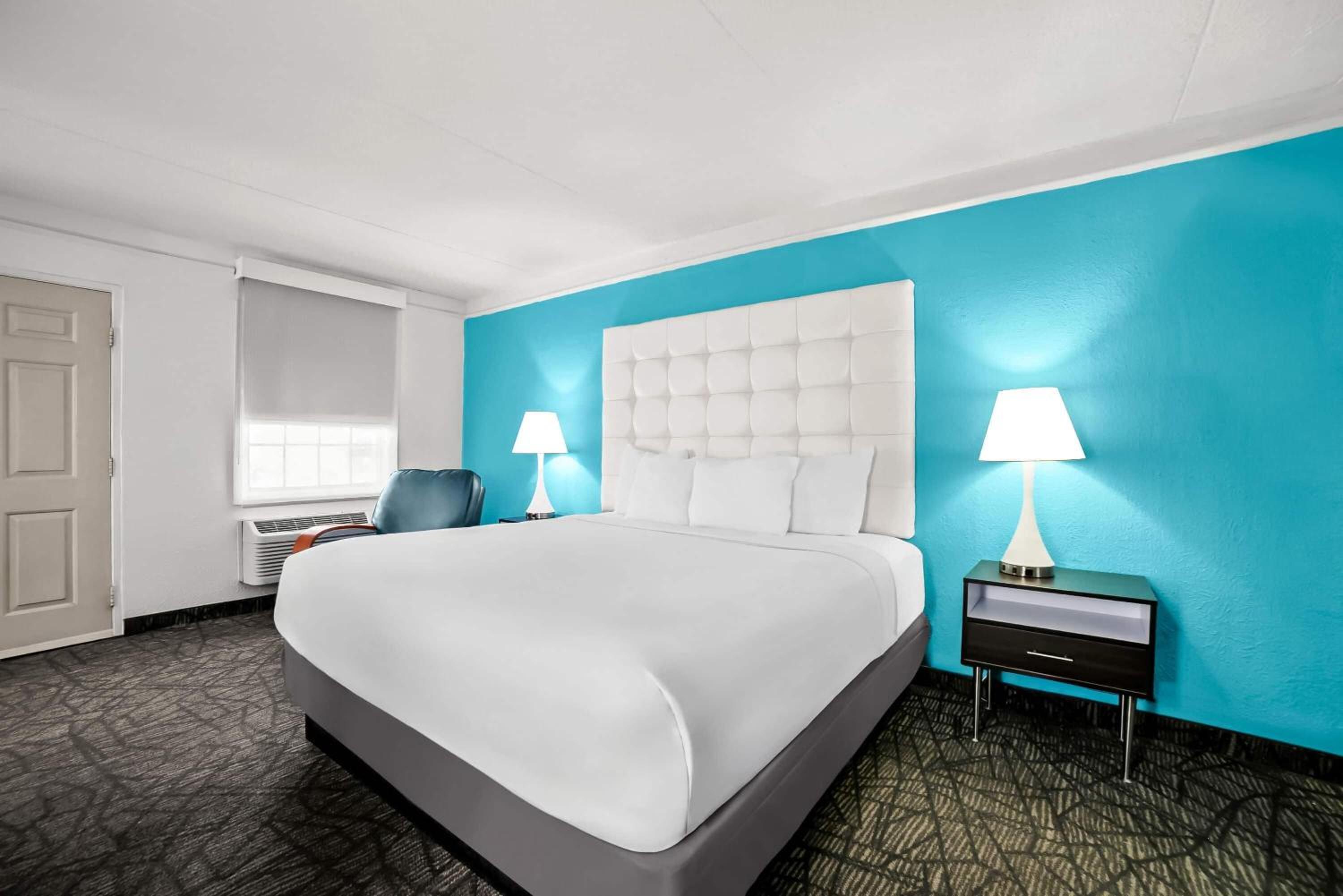 Deluxe King Room - Non-Smoking - Photo 5