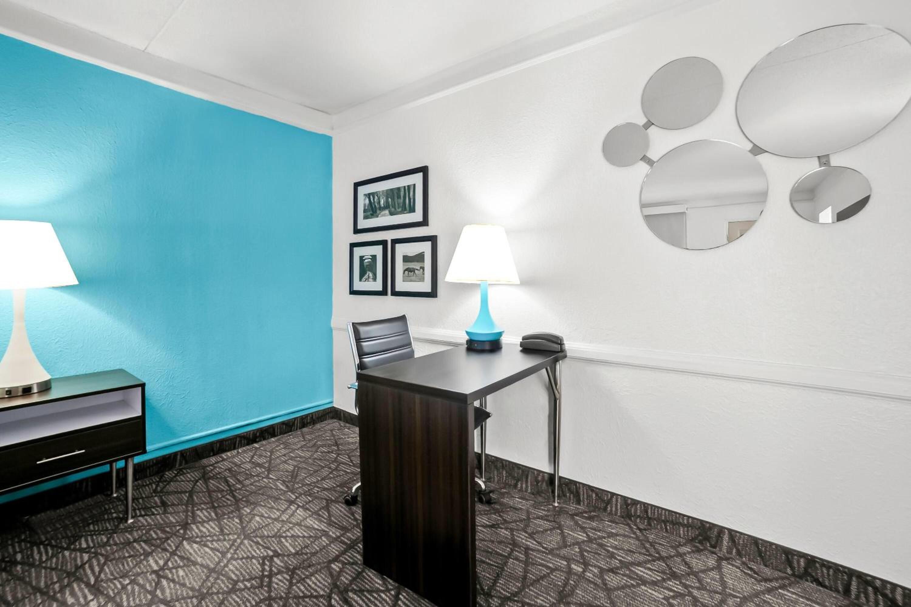 Deluxe King Room - Non-Smoking - Photo 4