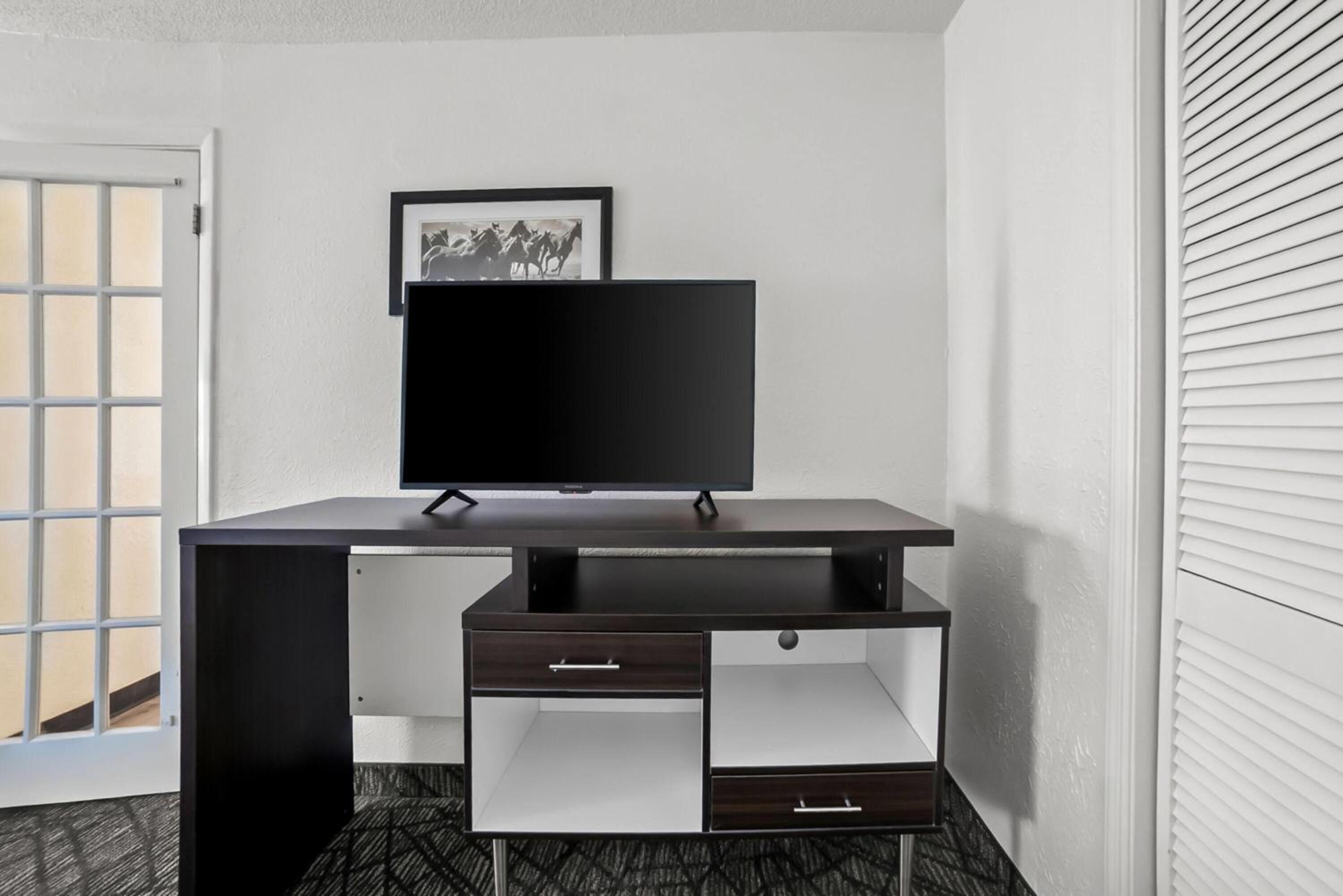 Efficiency King Suite with Sofa Bed - Non-Smoking